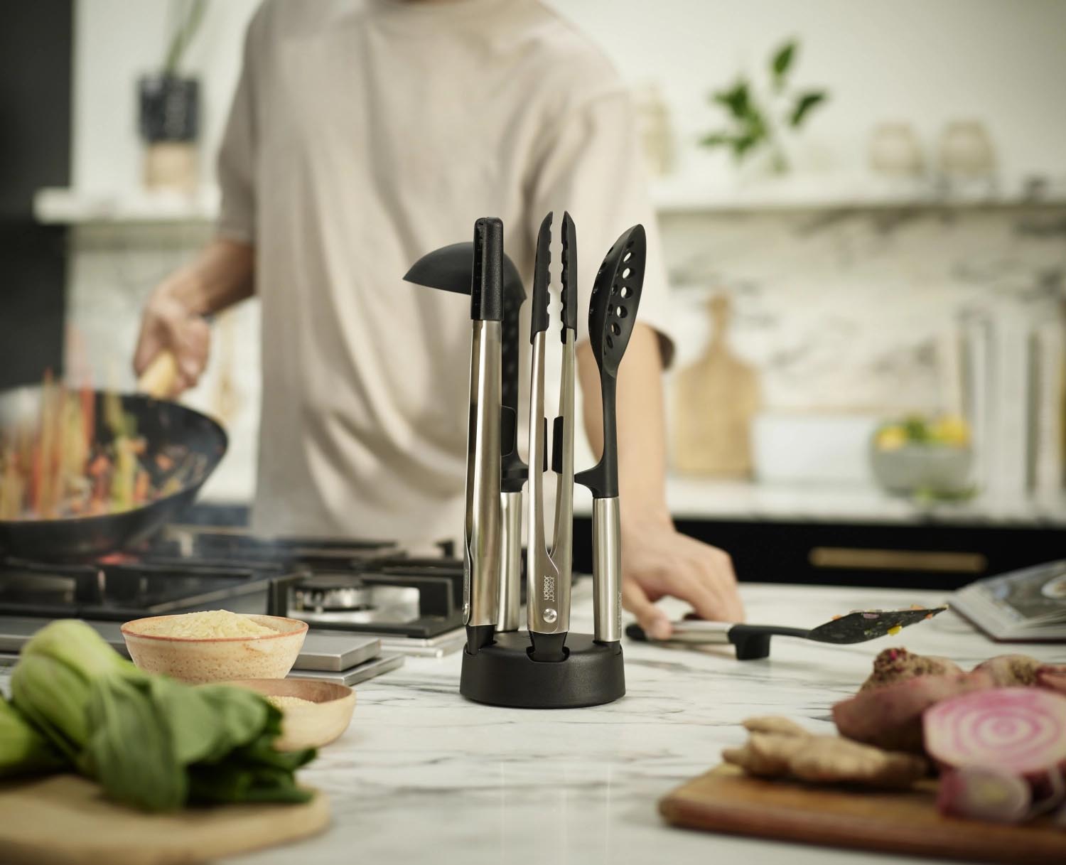 Stilvolles 5-teiliges Silikon-Küchenutensilien-Set mit Ständer, ideal für eine organisierte und praktische Küchenausstattung.