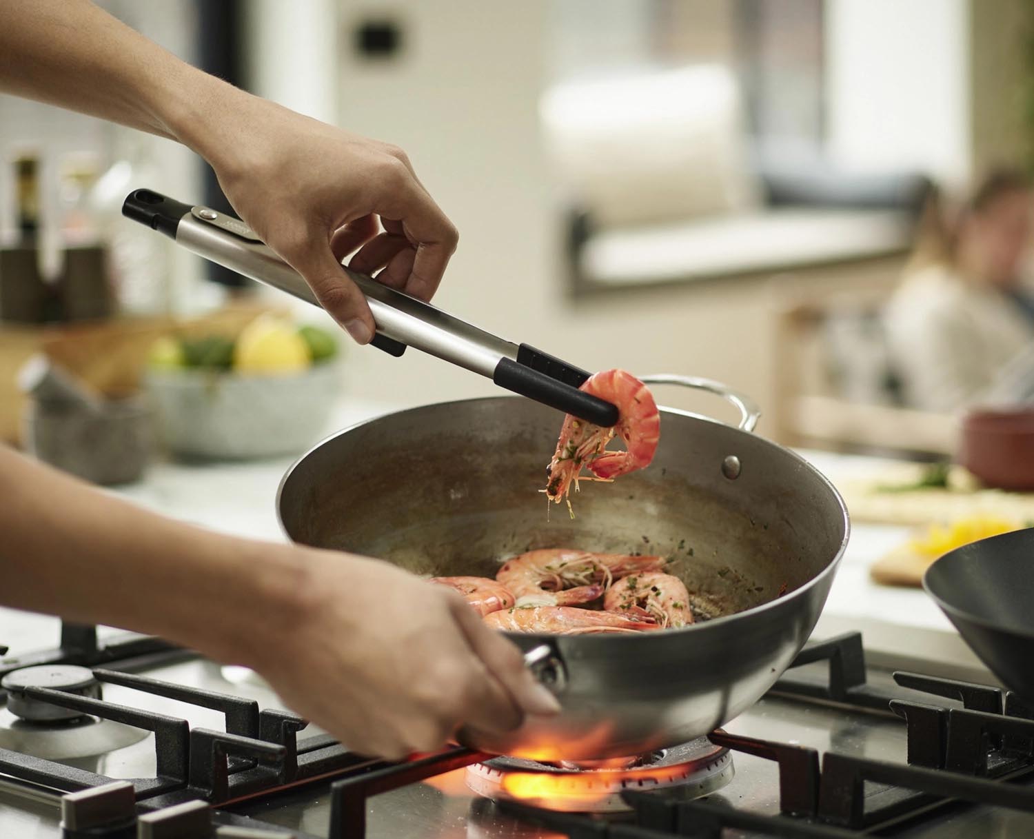 Die Elevate Fusion Präzisionszange von Joseph Joseph bietet innovative Funktionalität und stilvolles Design für präzises Kochen.