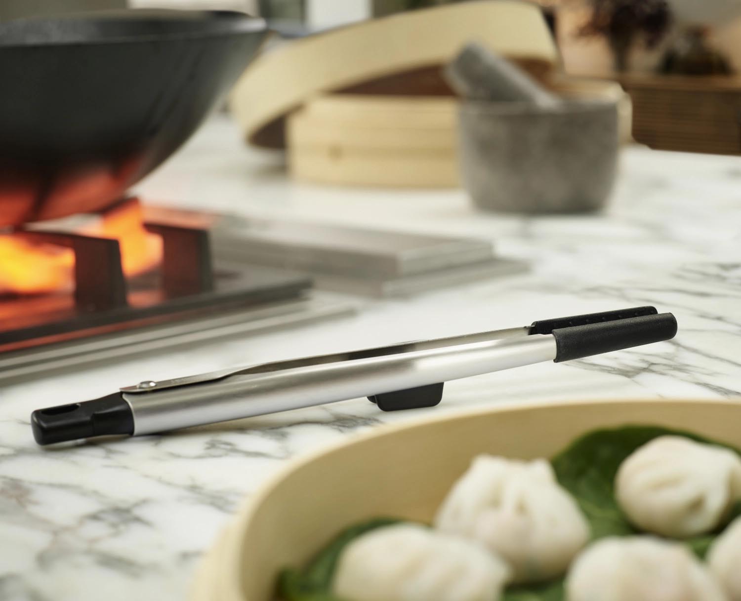 Die Elevate Fusion Präzisionszange von Joseph Joseph kombiniert modernes Design mit Funktionalität für präzises und stilvolles Kochen.