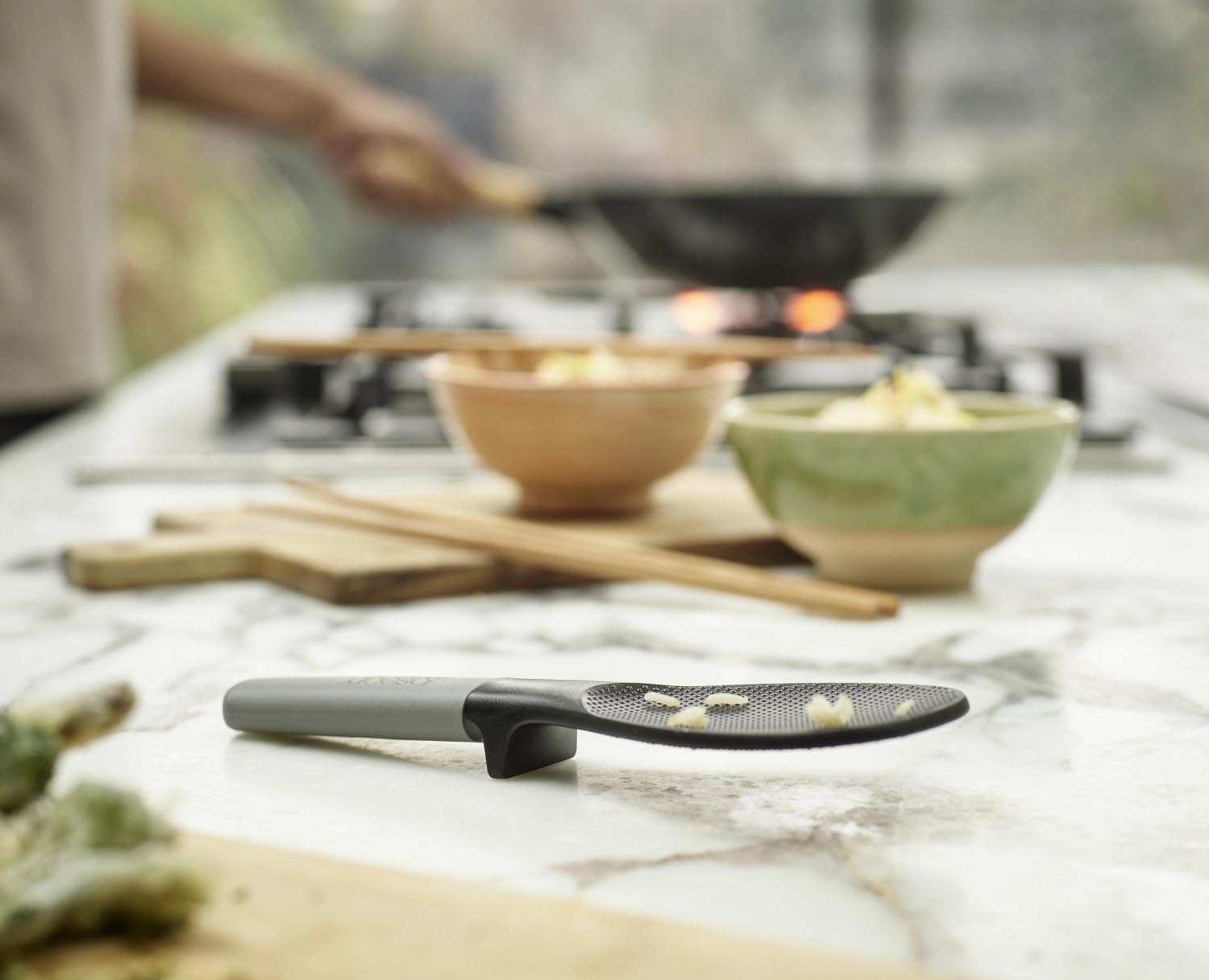 Praktischer Reislöffel von Joseph Joseph, ideal für sauberes Servieren, mit innovativem und funktionalem Design.