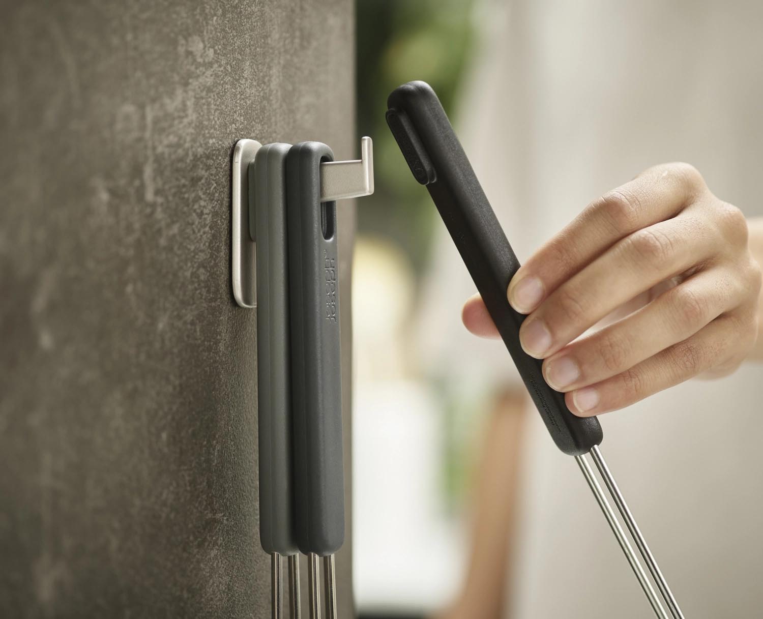 Platzsparendes 3er Wok-Set von Joseph Joseph, stapelbar, modernes Design, ideal für vielseitiges Kochen in kleinen Küchen.