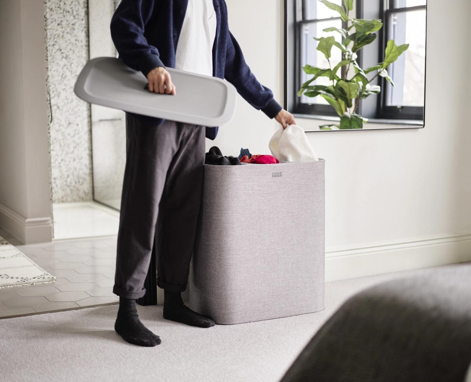 Stilvoller Wäschekorb mit 3x30L Fächern, perfekt zum Sortieren. Graues Design, praktisch und modern von Joseph Joseph.