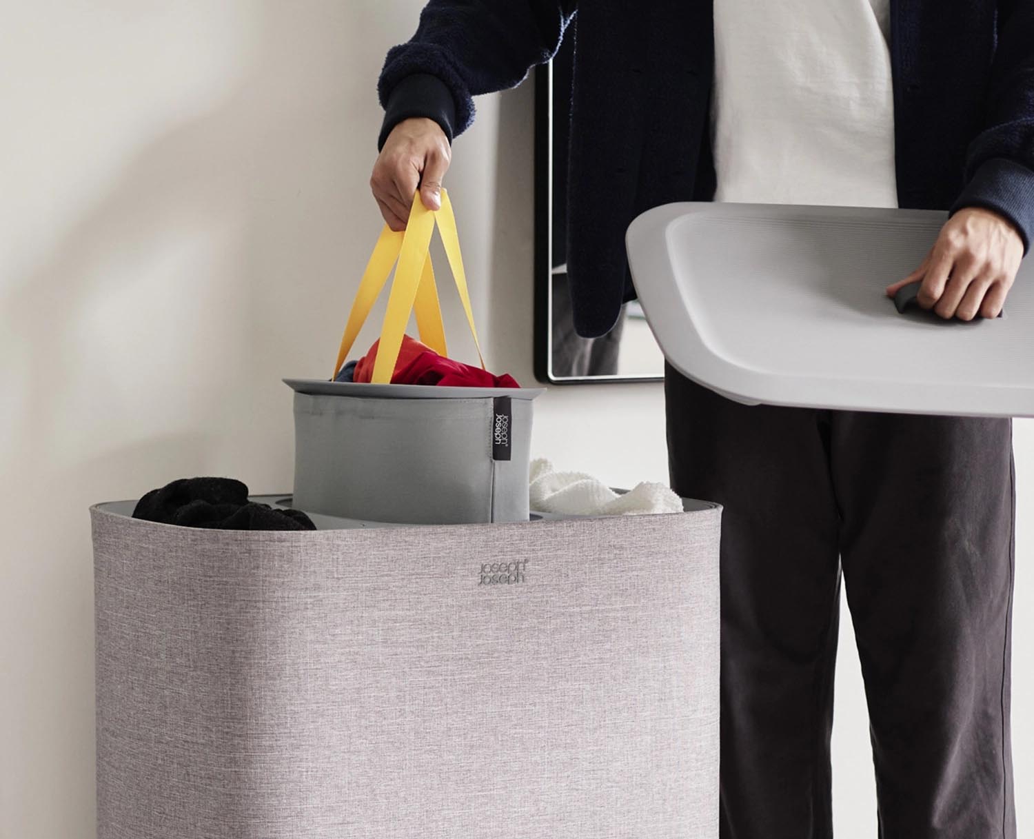 Moderner Wäschekorb mit 3x30L Kapazität, ideal zum Sortieren. Graues Design, funktional und elegant von Joseph Joseph.