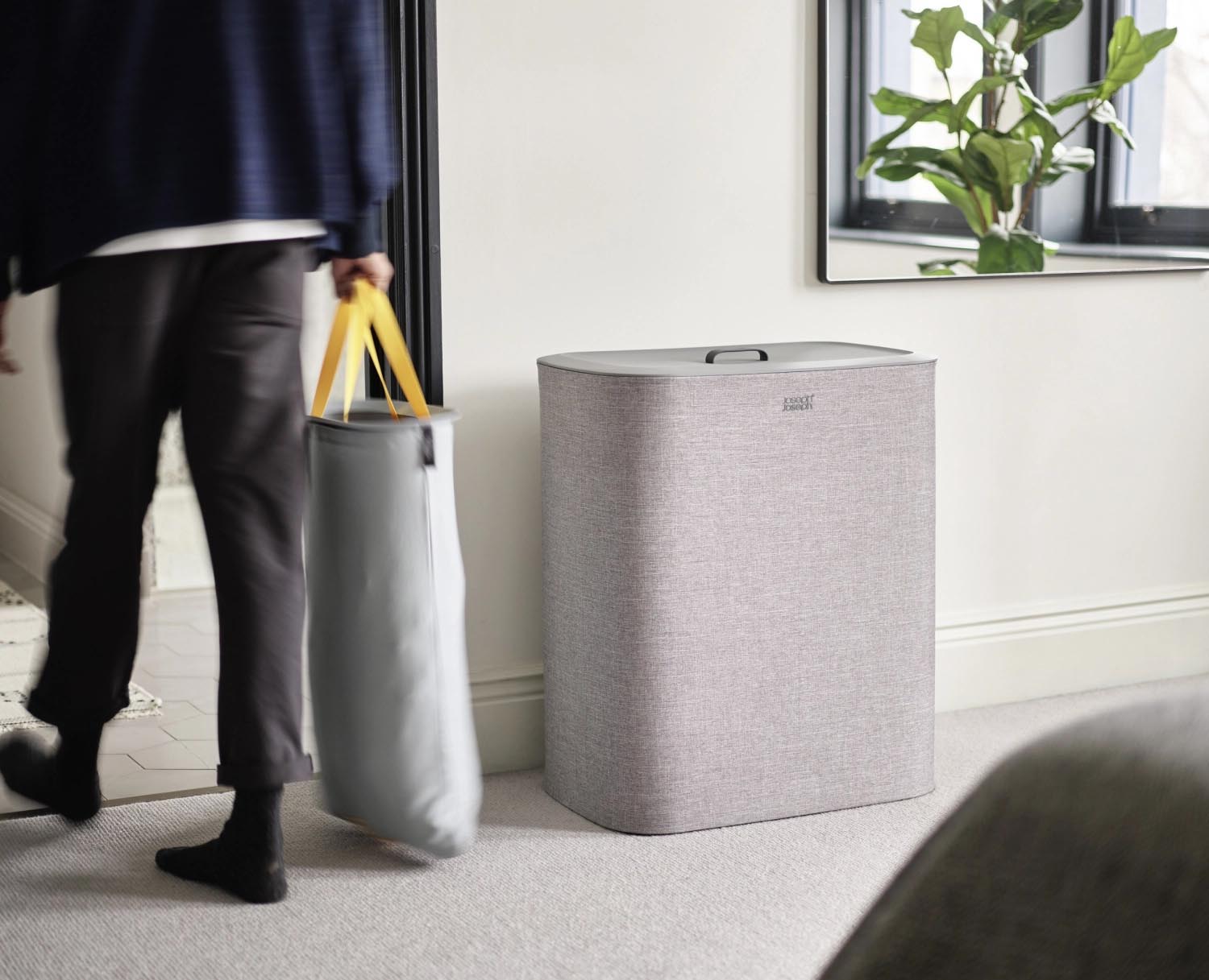 Stilvoller Wäschekorb mit 3x30L Fächern, perfekt zum Sortieren. Graues Design, praktisch und modern von Joseph Joseph.