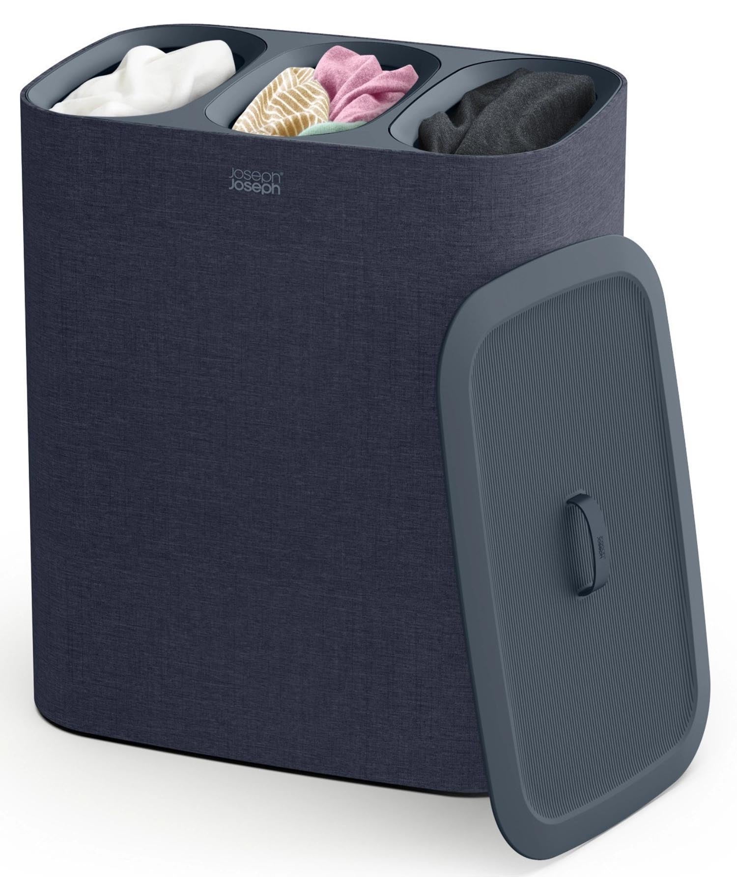 Der Tota Trio 90L Wäschekorb von Joseph Joseph bietet 3x30L Fächer, modernes Design in Schwarz und erleichtert die Wäschetrennung.