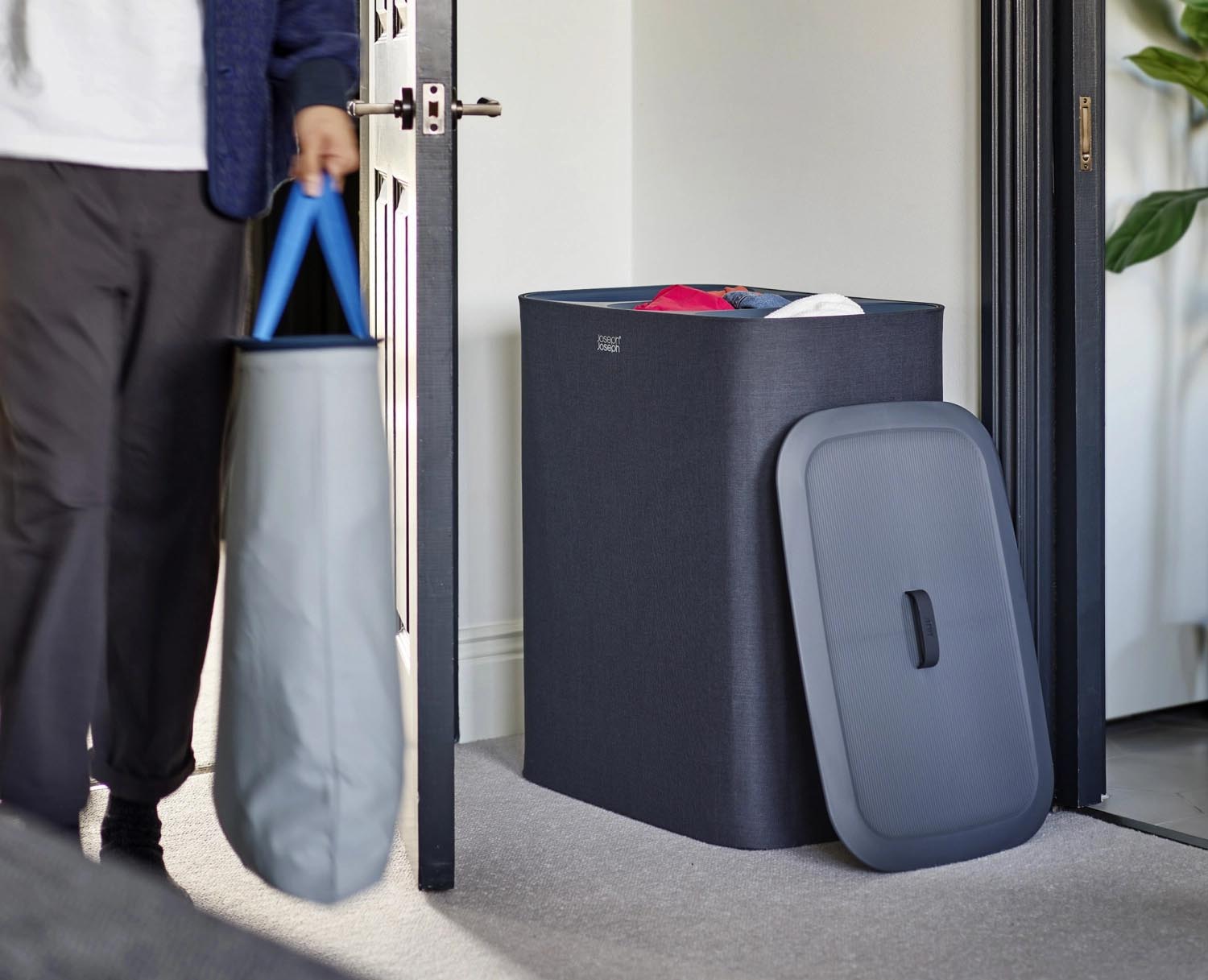 Der schwarze Tota Trio 90L Wäschekorb von Joseph Joseph bietet 3x30L Fächer für effiziente Wäschetrennung und stilvolle Organisation.