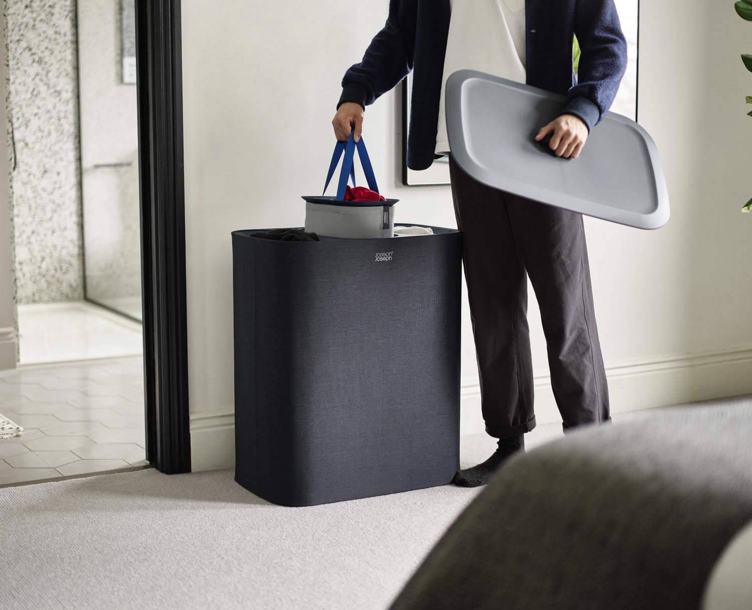 Der Tota Trio 90L Wäschekorb von Joseph Joseph in Schwarz bietet 3x30L Fächer für einfache Wäschetrennung und modernes Design.