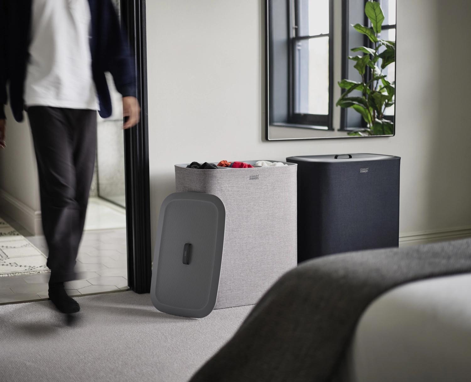 Der schwarze Tota Trio 90L Wäschekorb von Joseph Joseph bietet 3x30L Fächer für effiziente Wäschetrennung und stilvolle Organisation.