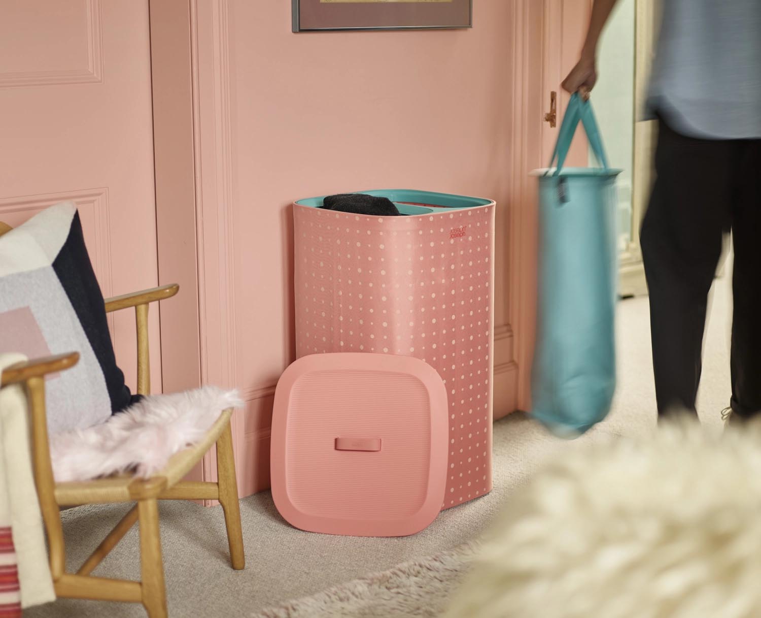 Der Tota Pop 60L Wäschekorb von Joseph Joseph in Koralle bietet zwei 30L Fächer für stilvolles und effizientes Wäschesortieren.