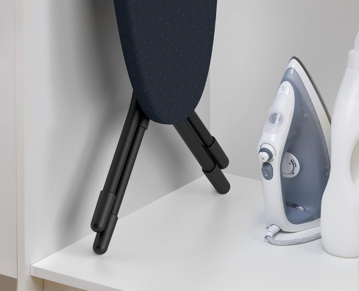 Das Glide Compact Plus Bügelbrett von Joseph Joseph bietet modernes Design und Funktionalität in Schwarz/Blau für müheloses Bügeln.