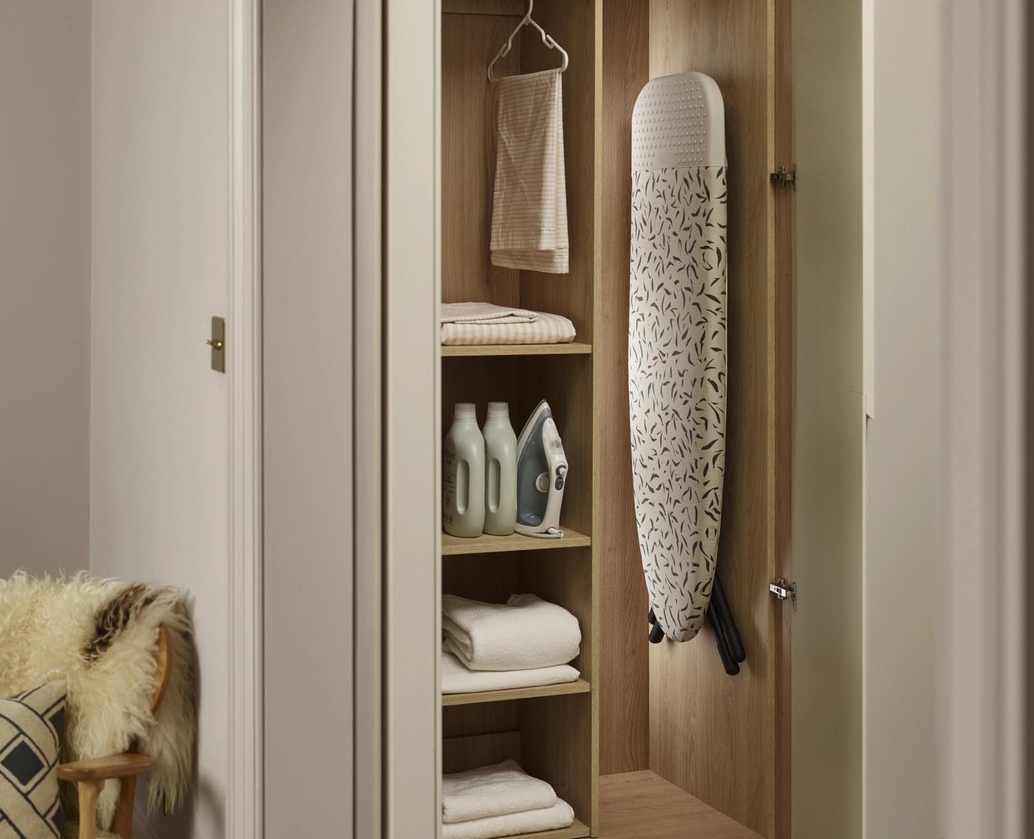 Das Glide Plus Bügelbrett von Joseph Joseph bietet modernes Design und praktische Features für ein müheloses Bügelerlebnis.