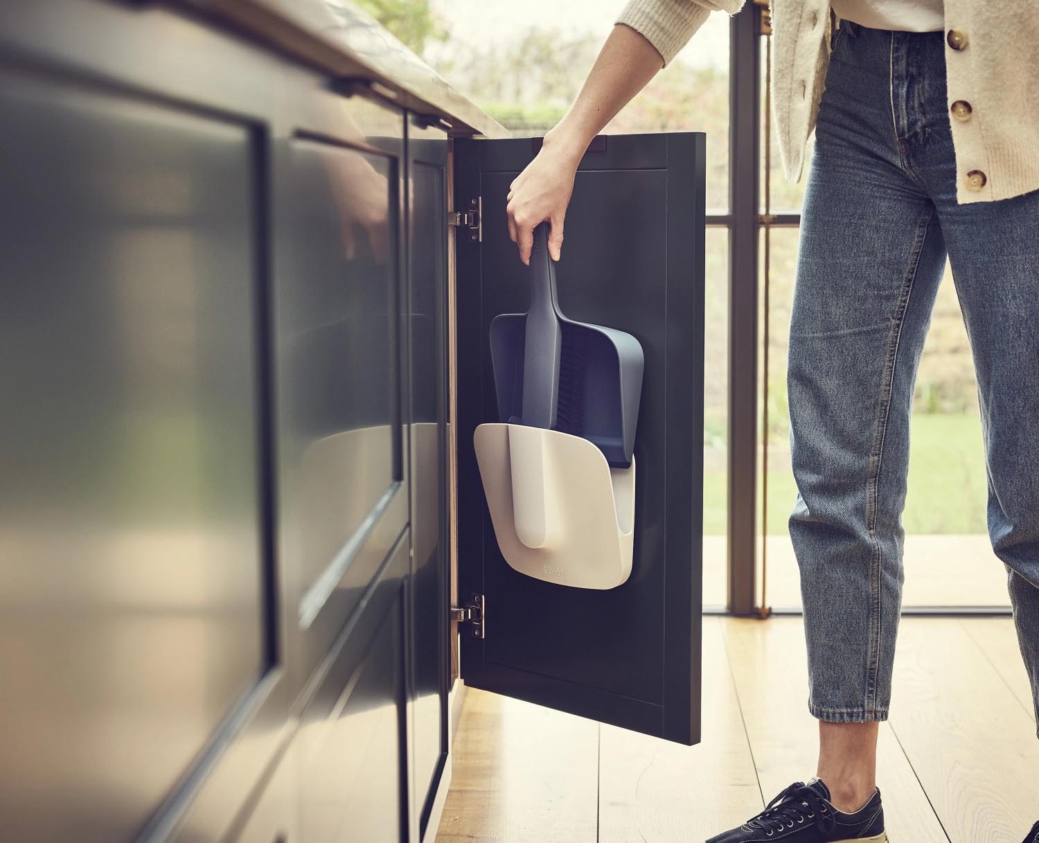 Effizientes Kehrschaufel-Set in Blau von Joseph Joseph, mit cleverem Bürstenreiniger und kompaktem, platzsparendem Design.