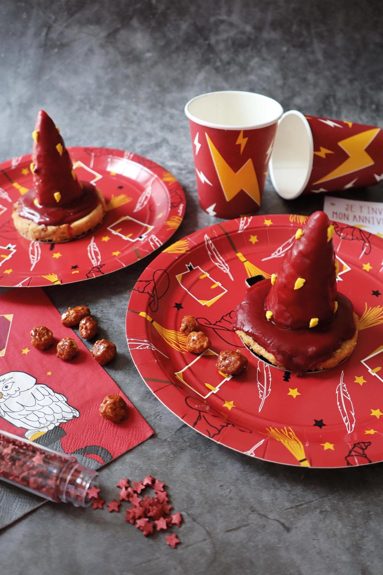 Ein Set von 8 Papptellern mit zauberhaftem Design, ideal für magische Partys. Durchmesser 23 cm, von Scrap Cooking.