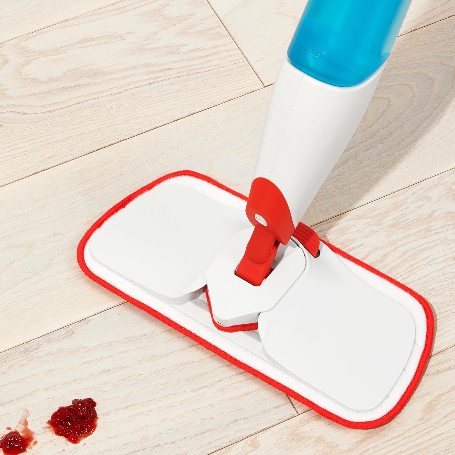 Der OXO Good Grips Spray Wischmop bietet effiziente Reinigung mit Sprühfunktion und ergonomischem Design für mühelosen Komfort.