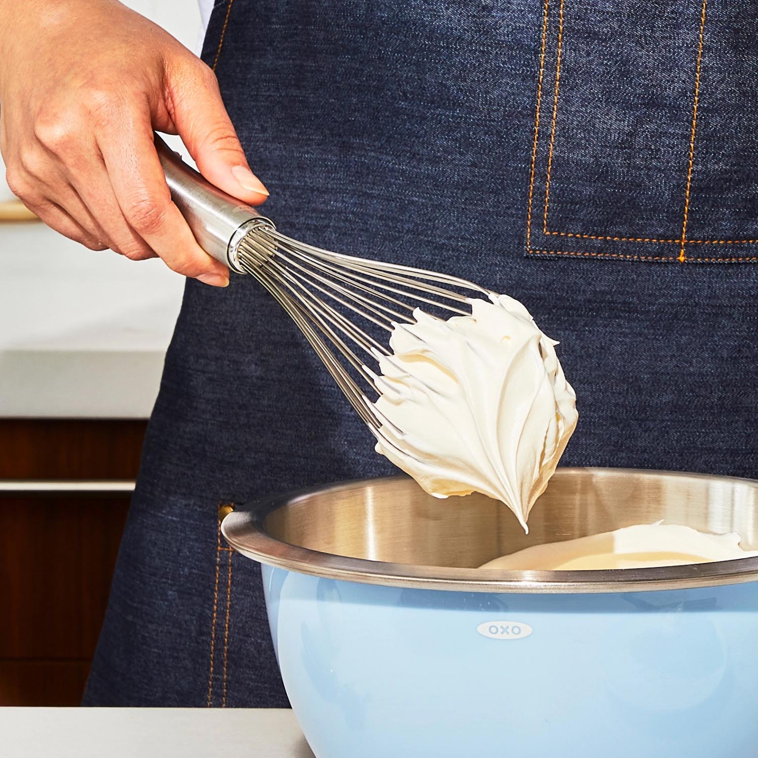 Der OXO Good Grips Ballonschneebesen aus Edelstahl überzeugt durch ergonomisches Design, Langlebigkeit und komfortable Handhabung.