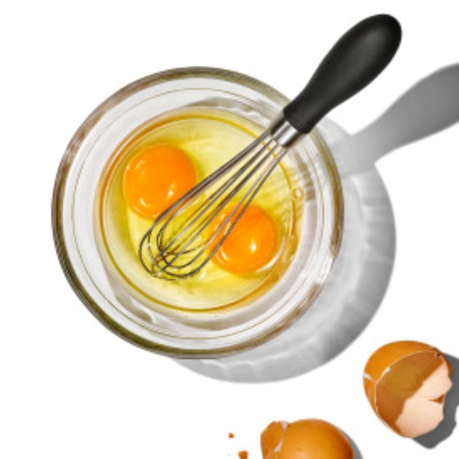 Kompakter OXO Schneebesen, ideal für feines Rühren. Ergonomisch, aus Edelstahl, perfekt für kleine Mengen und präzises Arbeiten.