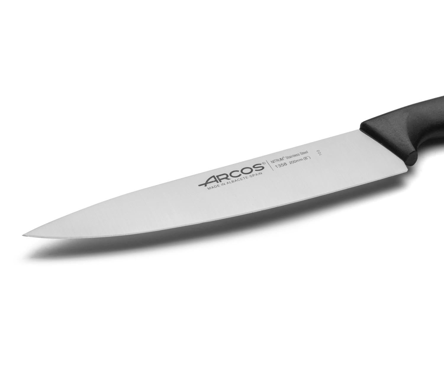 Das Arcos Niza Kochmesser mit 20 cm Klinge und ergonomischem Kunststoffgriff ist ideal für präzises und komfortables Schneiden.