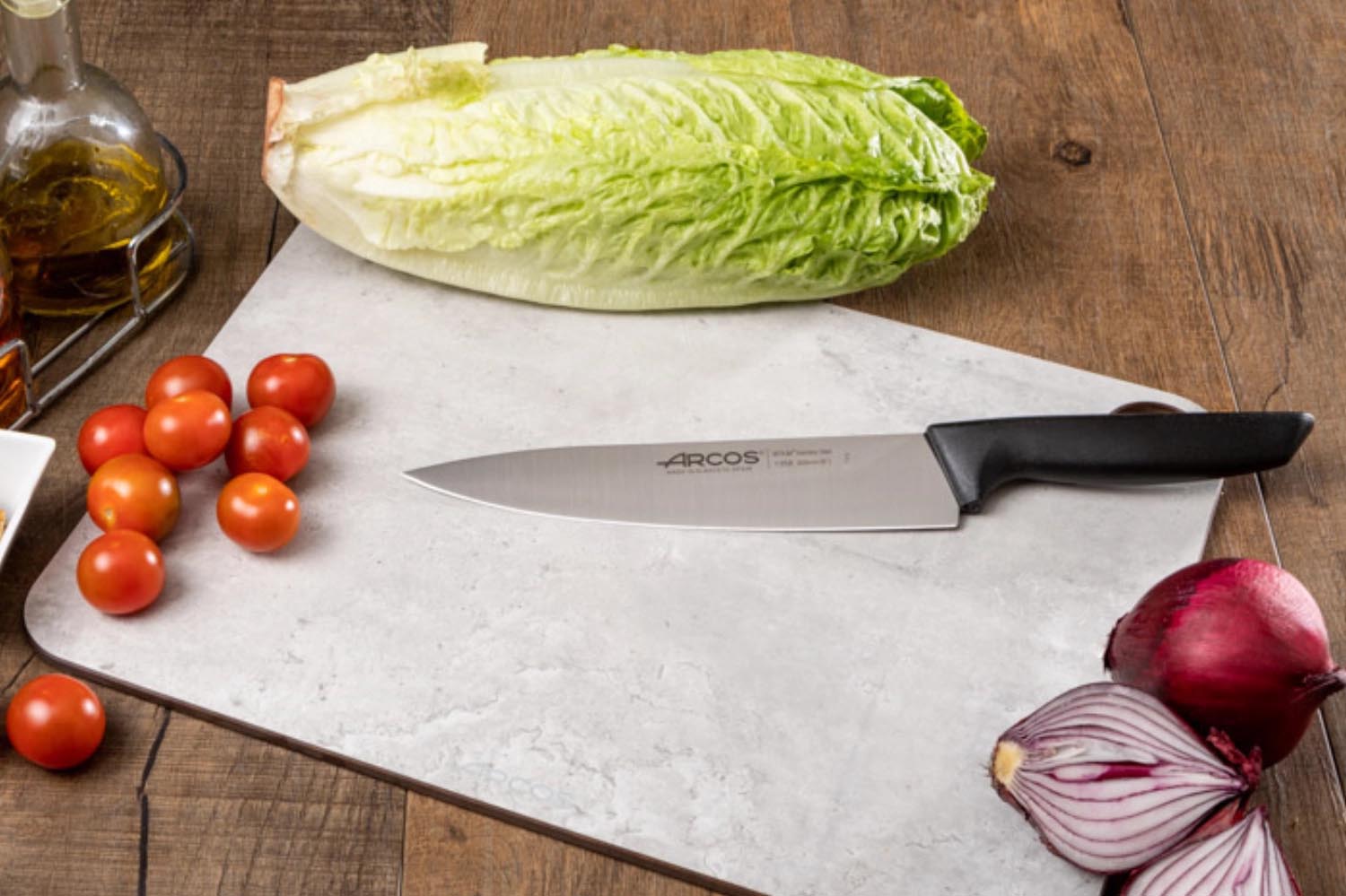 Das Arcos Niza Kochmesser mit 20 cm Klinge und ergonomischem Kunststoffgriff ist ideal für präzises Schneiden und komfortables Arbeiten.