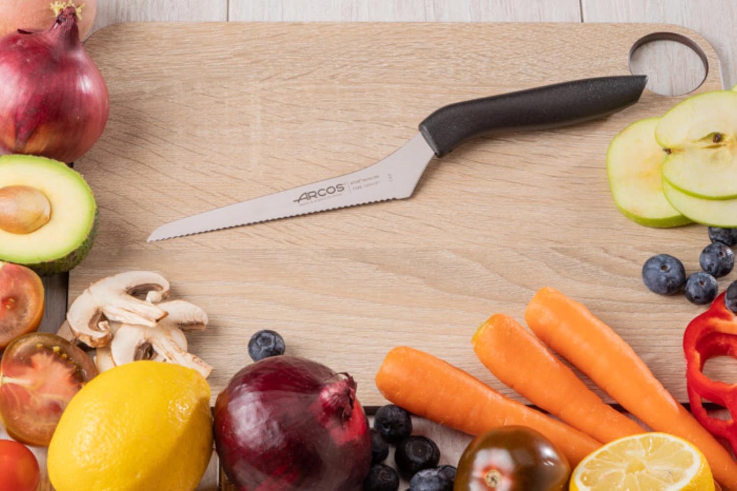 Das Arcos Niza Allzweckmesser mit 13 cm Klinge ist ideal für präzises und vielseitiges Schneiden in der Küche.