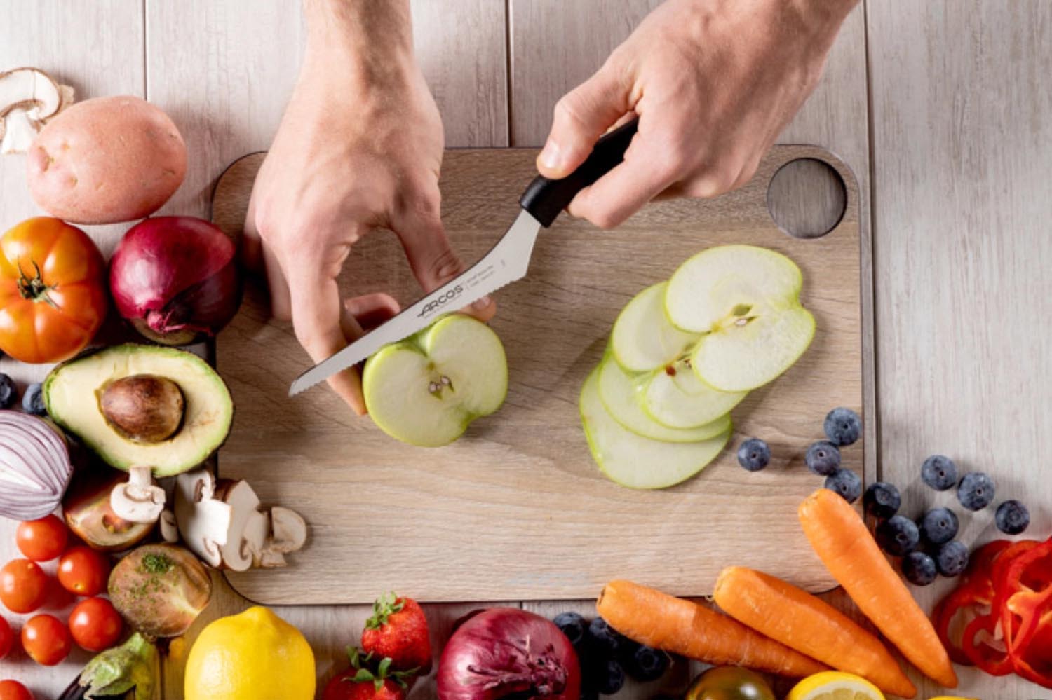 Das Niza Allzweckmesser von Arcos mit 13 cm Klinge bietet präzise Schneidleistung und Vielseitigkeit für Ihre Küchenaufgaben.