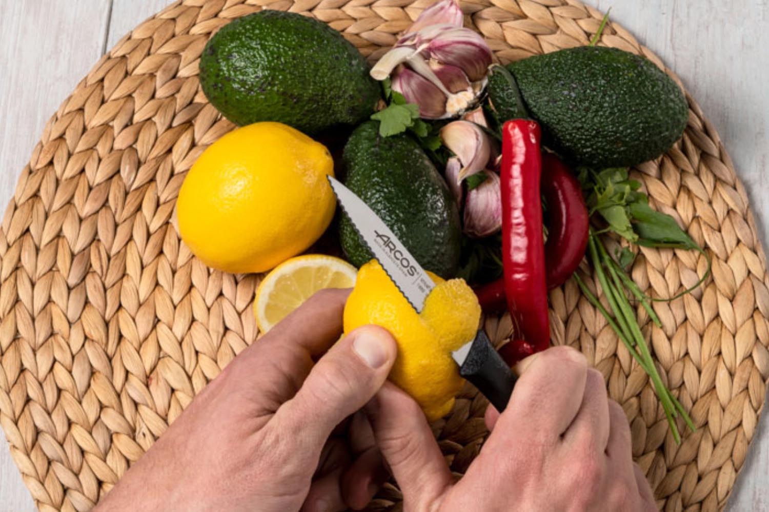 Das Nova Rüstmesser von Arcos mit 10cm Wellenschliffklinge und schwarzem Griff ist ideal für präzises und komfortables Schneiden.