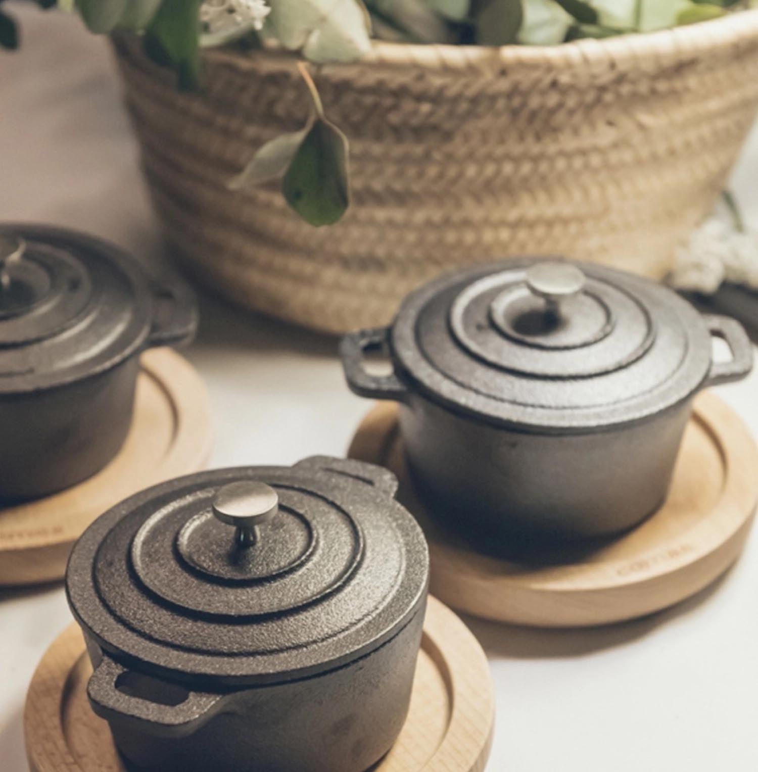 Kleine runde Gusseisen-Kasserolle, 11 cm Durchmesser, 6 cm hoch, perfekt für stilvolles Servieren und langlebiges Kochen.