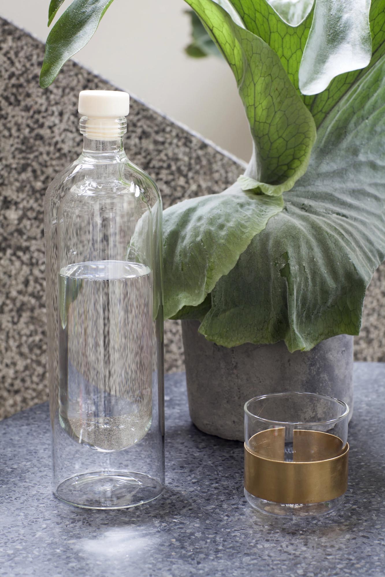 Elegantes Glas von Niels Datema für Serax, aus Kupfer und Glas, ideal für stilvolle Präsentationen und modernes Design.