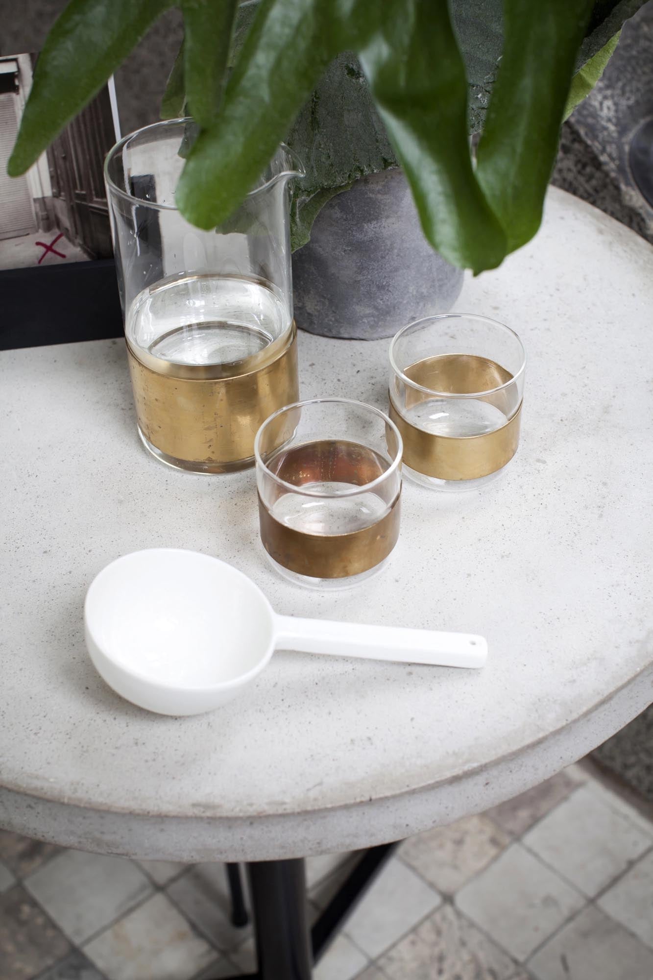 Stilvolles Glas von Niels Datema für Serax, mit Kupferdetails, perfekt für modernes Design und elegante Präsentationen.