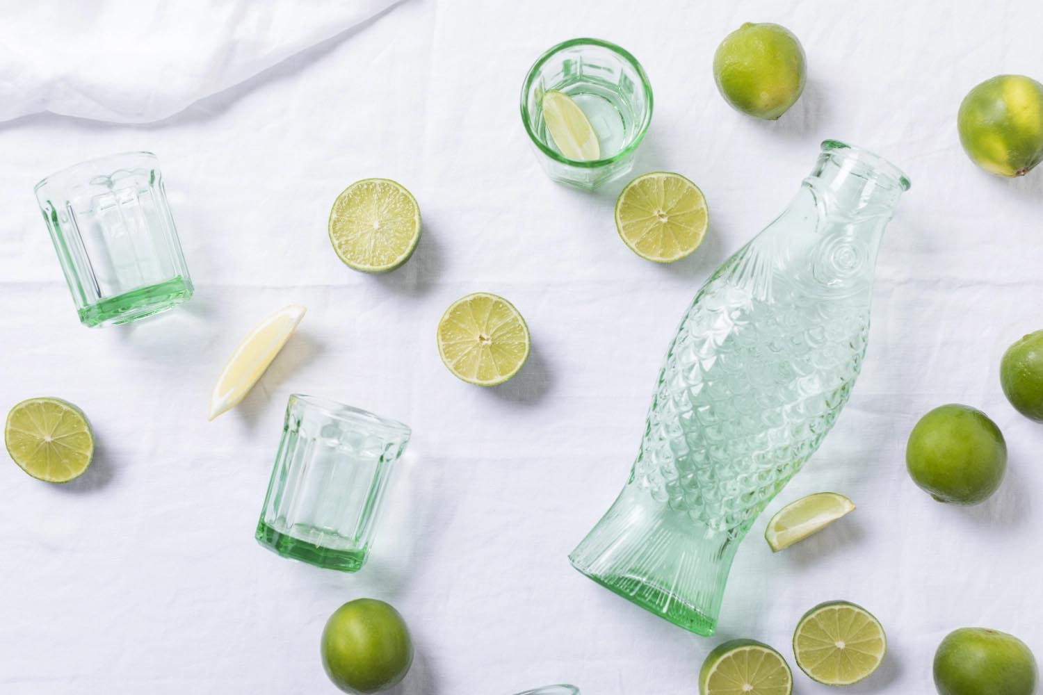 Die grüne Fish&Fish Glasflasche von Serax, entworfen von Paola Navone, bietet 1 Liter Volumen und ein elegantes Design.