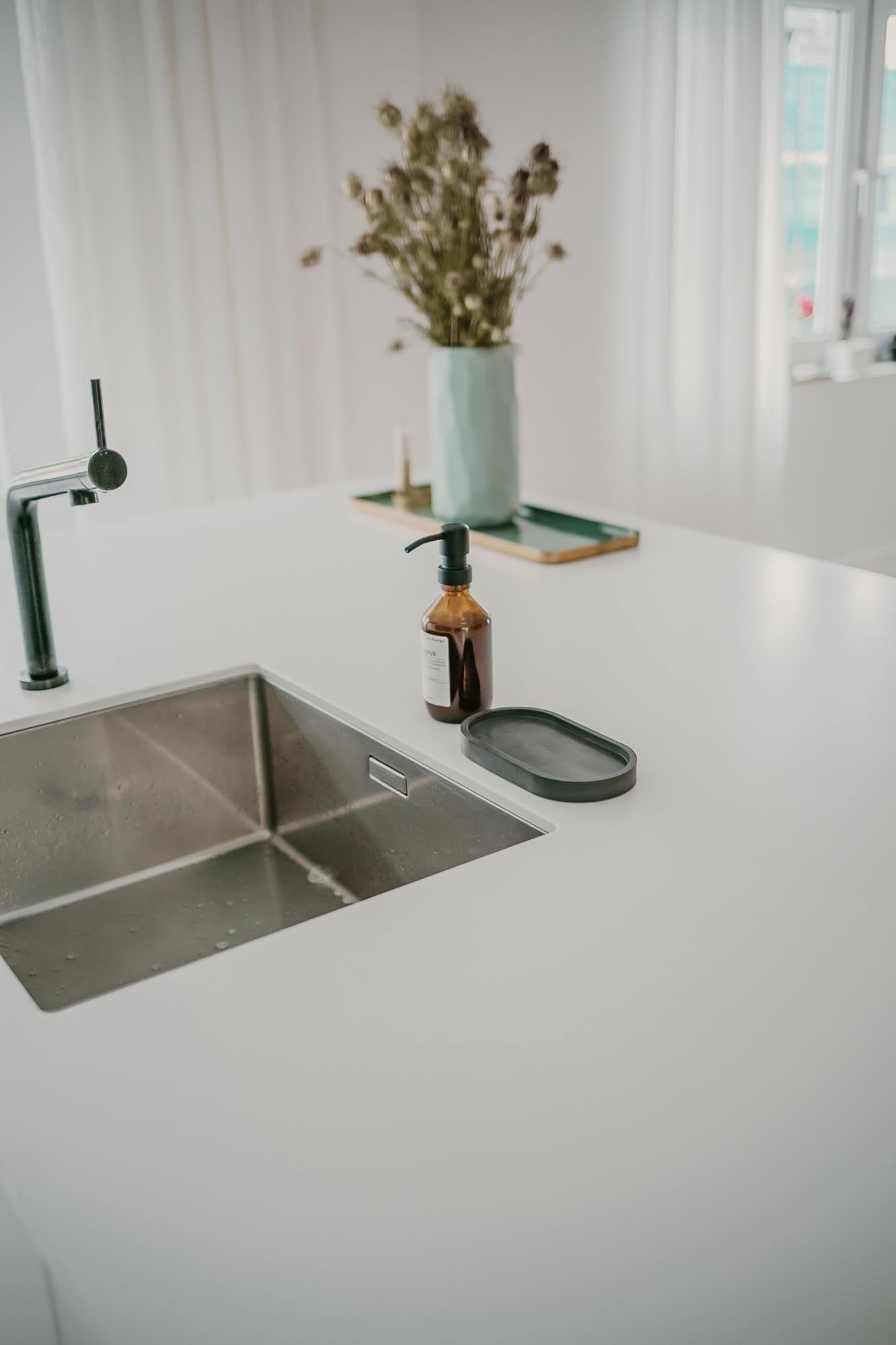 Elegantes Beton-Dekotablett in tiefem Schwarz, 18x9.5x1.7cm, ideal für stilvolle Dekorationen von Nordesign.