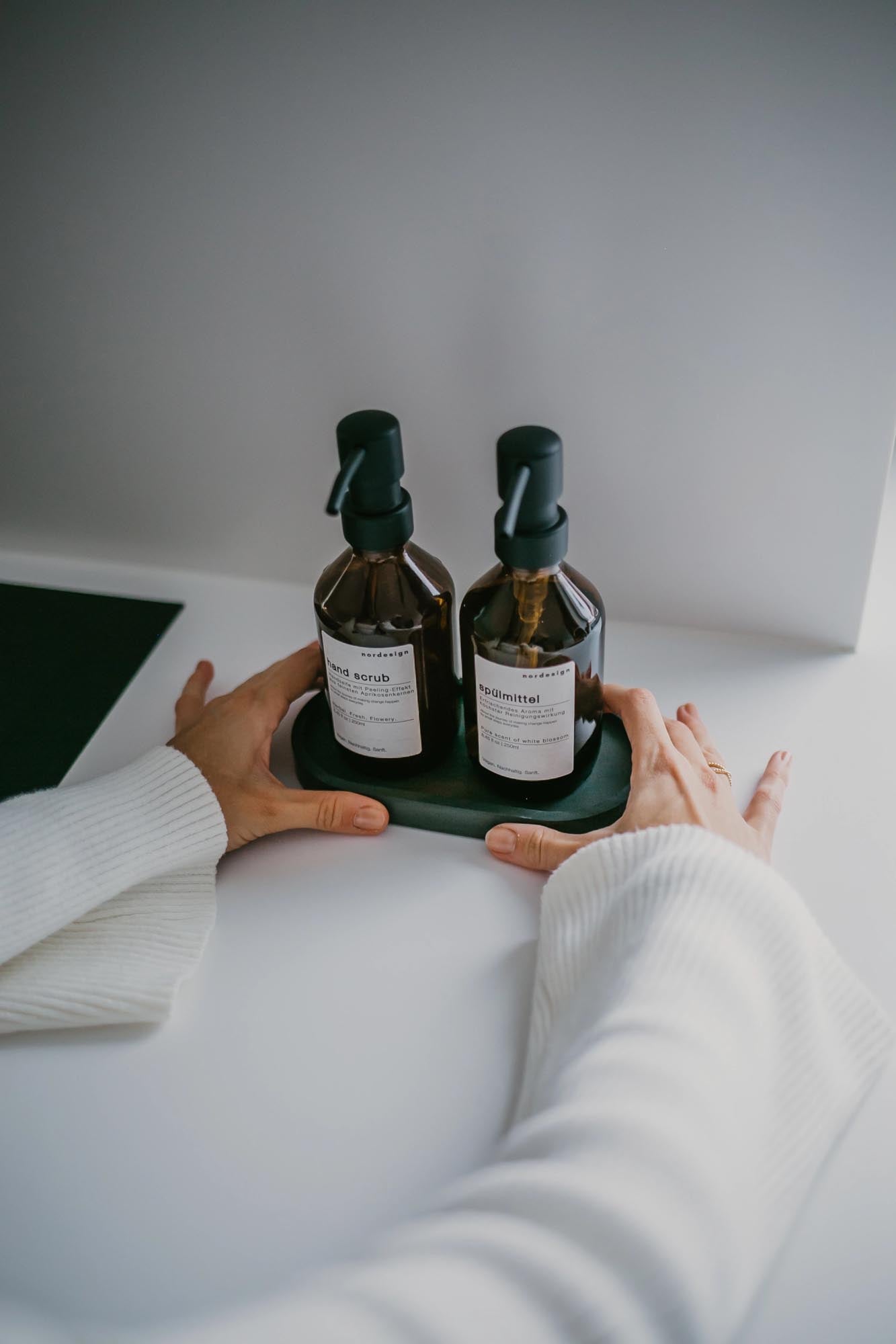 Elegantes Beton-Dekotablett in tiefem Schwarz, 18x9.5x1.7cm, ideal für stilvolle und moderne Dekorationen von Nordesign.