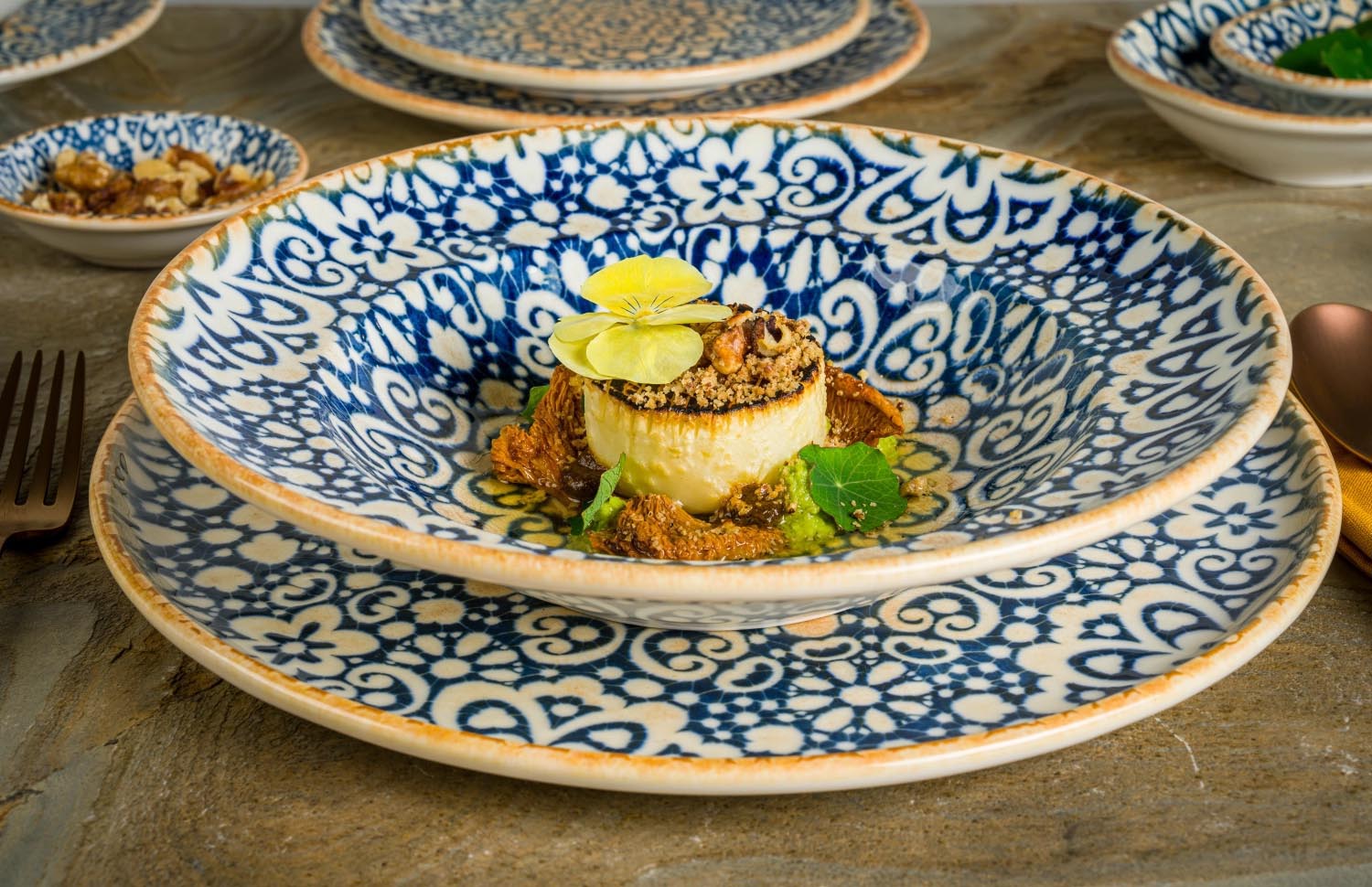 Flacher Gourmet-Teller (25 cm) aus der Alhambra-Serie von Bonna, perfekt für anspruchsvolle und elegante Speisenarrangements.