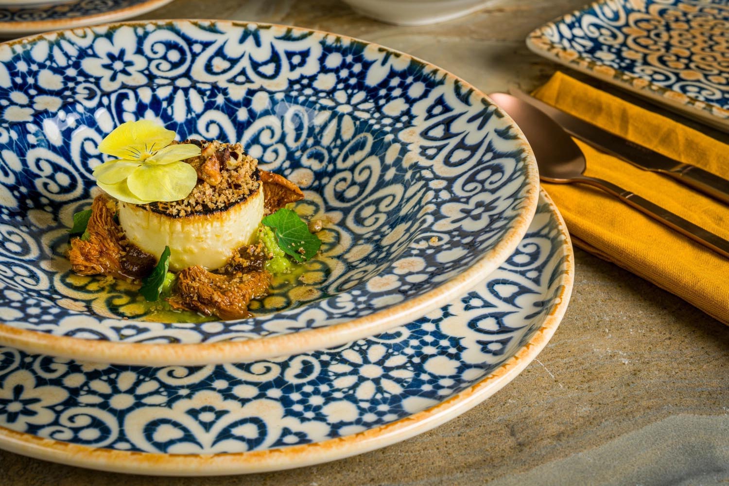 Eleganter flacher Gourmet-Teller (25 cm) aus der Alhambra-Serie von Bonna, ideal für stilvolle Präsentationen und kulinarische Kreationen.