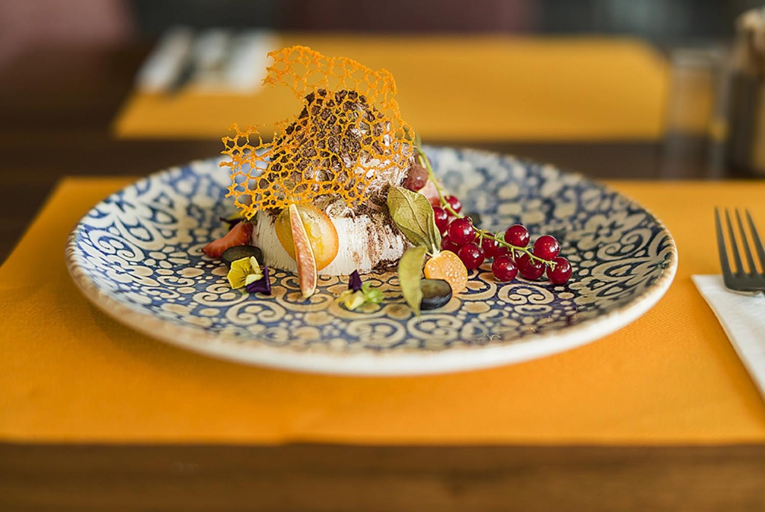 Eleganter flacher Gourmet-Teller Alhambra von Bonna, 30 cm, ideal für stilvolle Präsentation und gehobene Gastronomie.