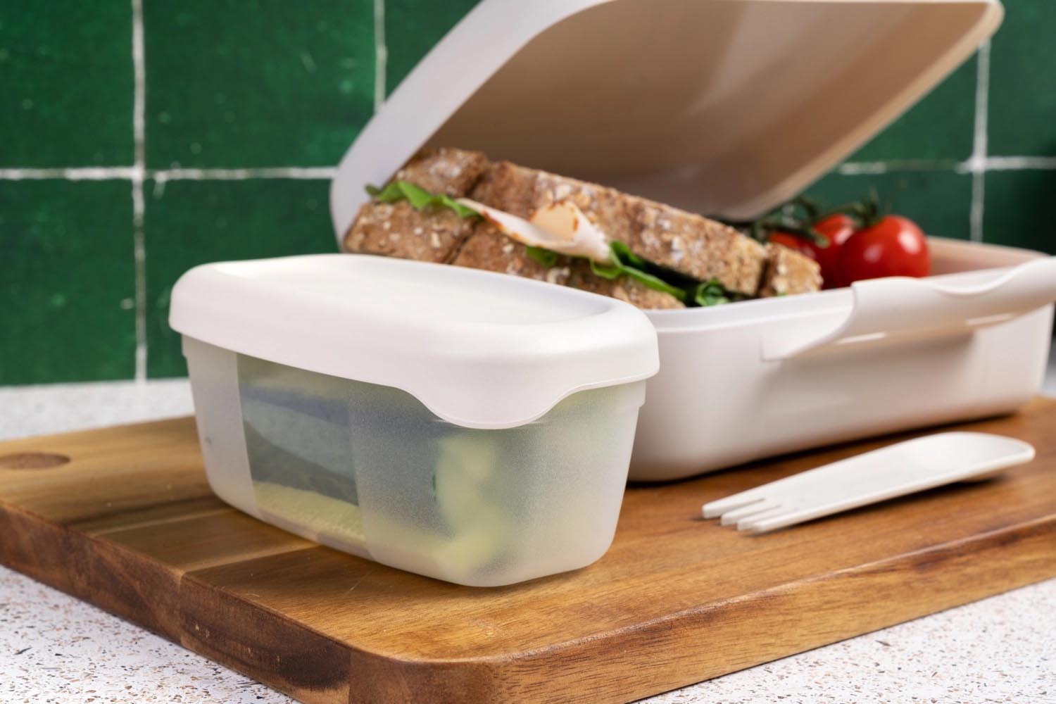 Beige Salatbox von Amuse, 210x156x71mm, mit Göffel. Perfekt für Brunch oder unterwegs. Praktisch, stilvoll und nachhaltig.