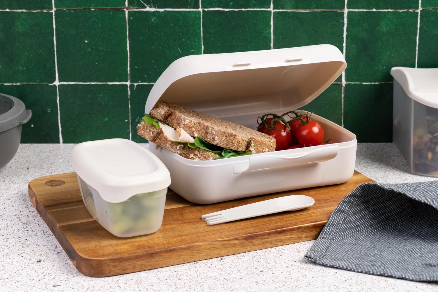 Amuse Salatbox in Beige, 210x156x71mm, mit Göffel. Ideal für Brunch oder unterwegs. Praktisch, umweltfreundlich und elegant.