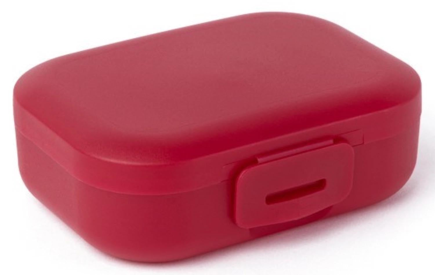 AMUSE BASIC Snackbox klein 109x80x37 RUBY in Rot präsentiert im Onlineshop von KAQTU Design AG. Aufbewahrungsbehälter ist von Amuse