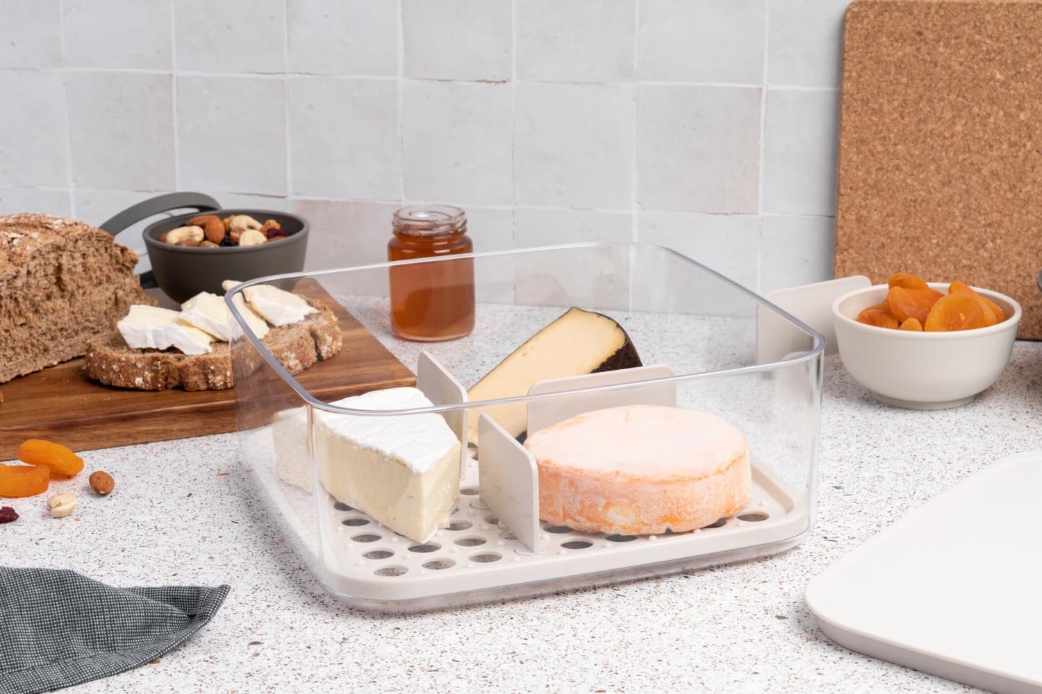 Elegante Amuse Käseplatte in Beige, 242x241x96mm, perfekt für stilvolle Käsepräsentationen und funktionale Tischdekoration.