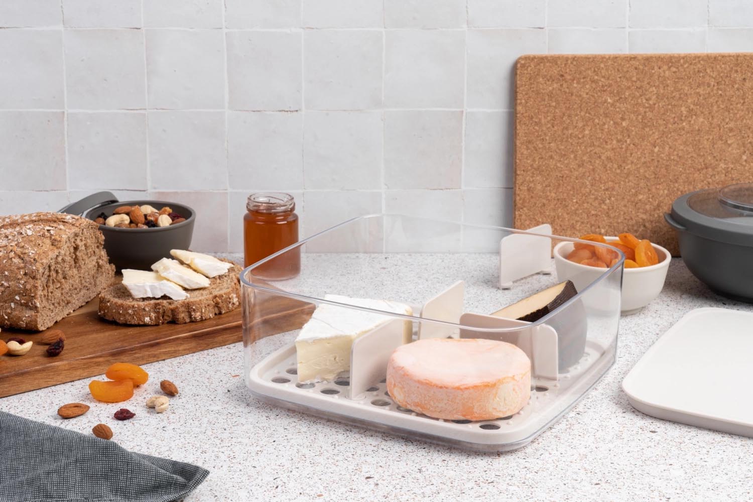 Elegante Käseplatte von Amuse in Beige, Masse 242x241x96mm, perfekt für stilvolle Käsepräsentationen und Dekoration.