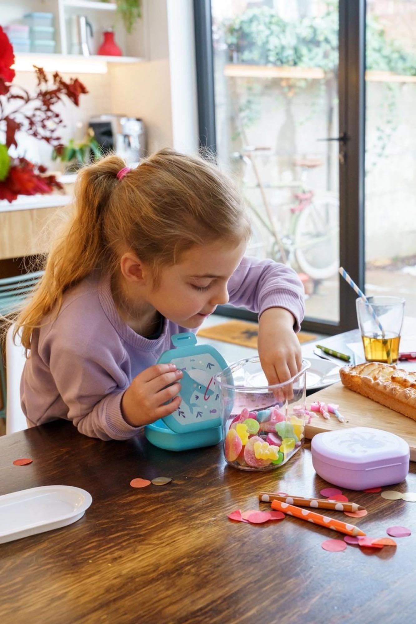 Die hellblaue Sealife Cookiebox Wal (112x110x40) von Amuse ist perfekt für Kekse oder Schätze, mit bezauberndem Wal-Design.