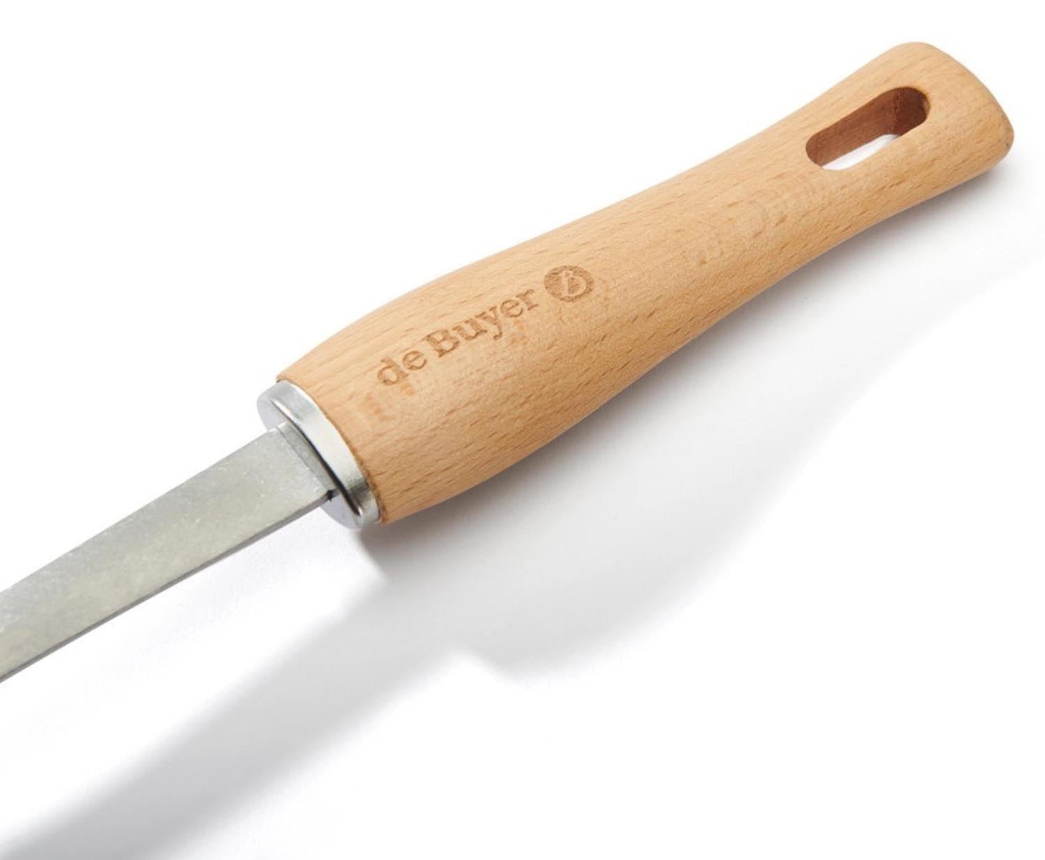 Eleganter gelochter Löffel aus Edelstahl, ideal für präzises Kochen und Servieren, von de Buyer.