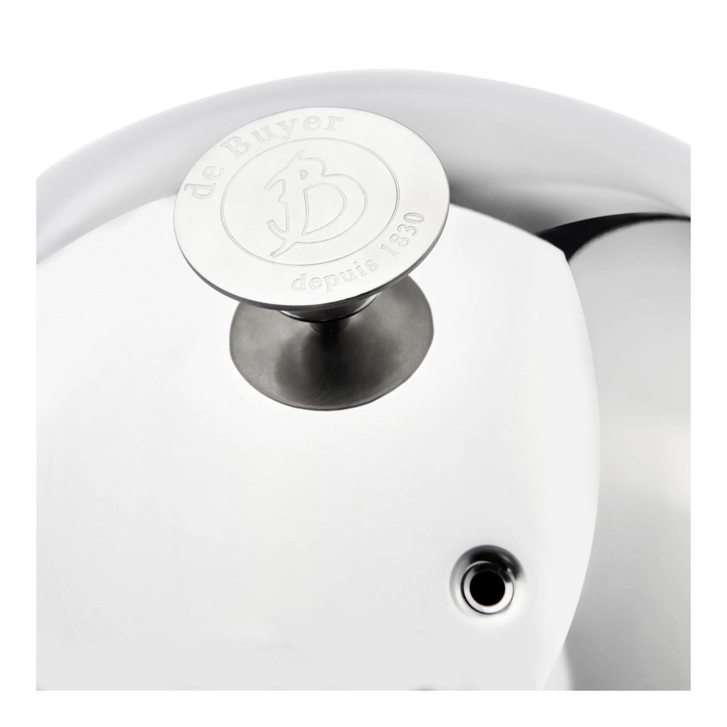 Die Cloche Outdoor 30cm von de Buyer schützt Speisen stilvoll im Freien und überzeugt durch ihre robuste Qualität.