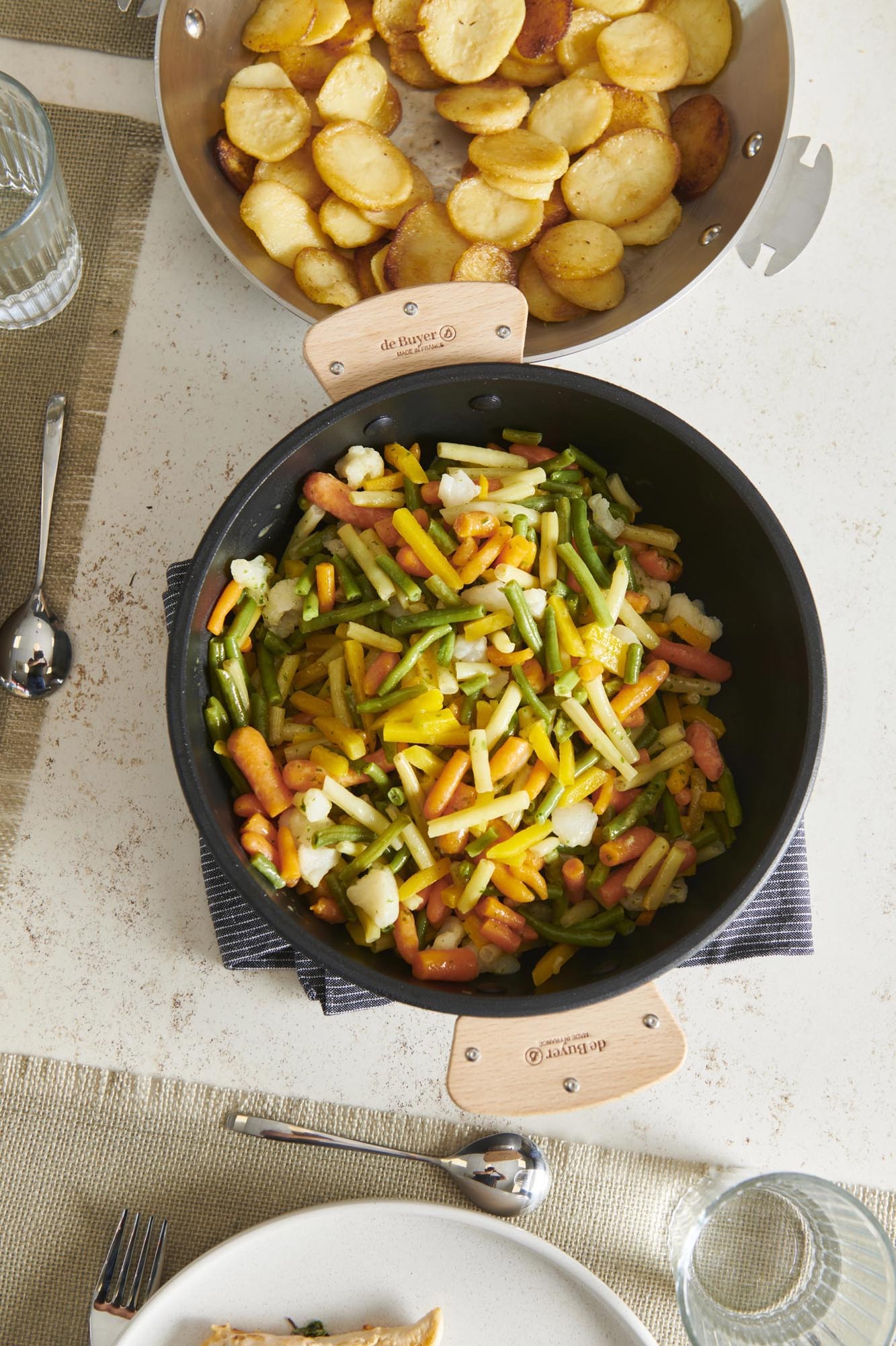 Die de Buyer Choc Extreme Loqy Sauteuse, 24cm, aus Aluguss mit Antihaft, bietet optimale Hitzeverteilung und Kochkomfort.