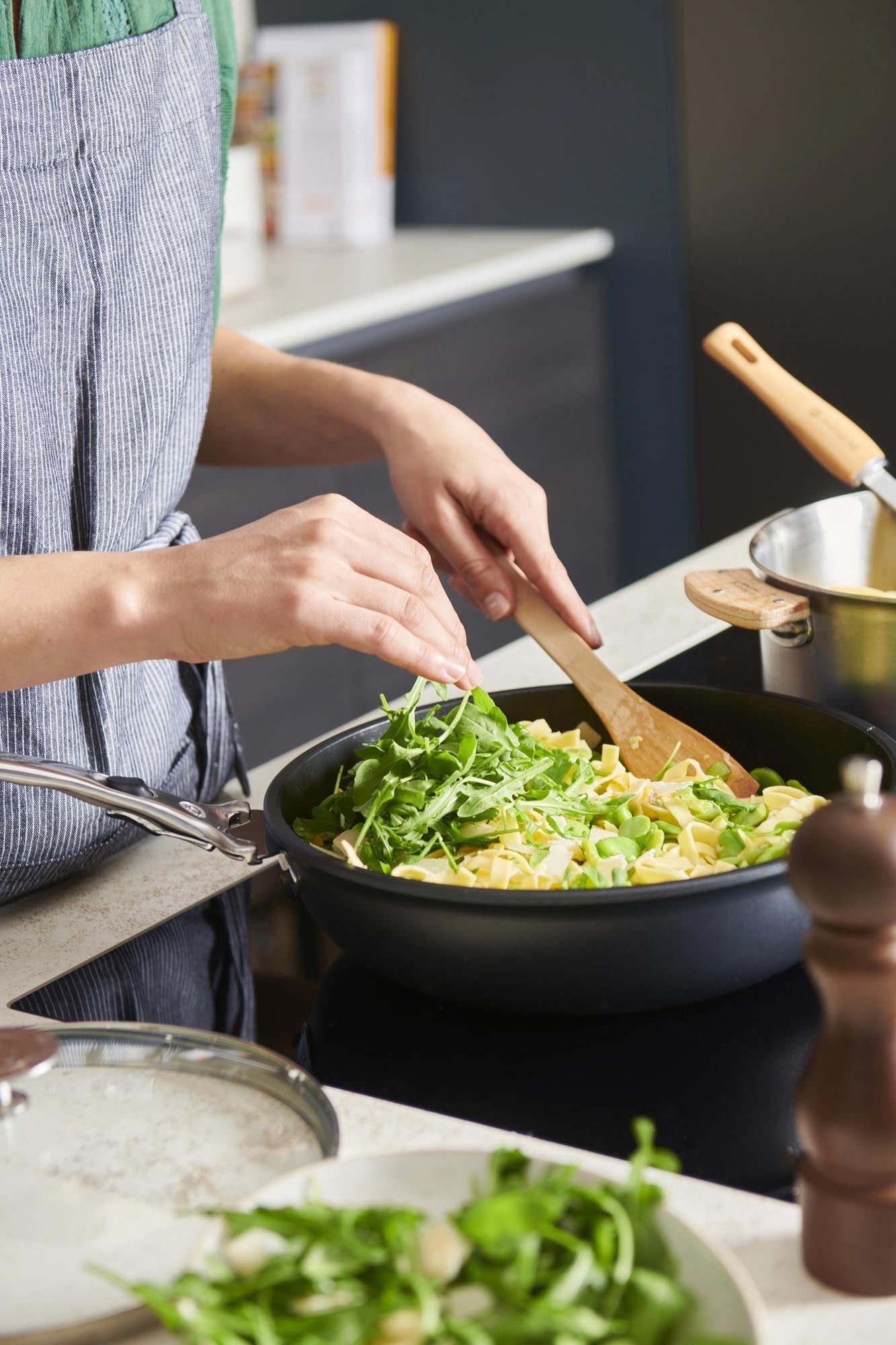 Die de Buyer Choc Extreme Loqy Sauteuse, 24cm, aus Aluguss mit Antihaftbeschichtung, bietet exzellente Wärmeverteilung und Kochkomfort.