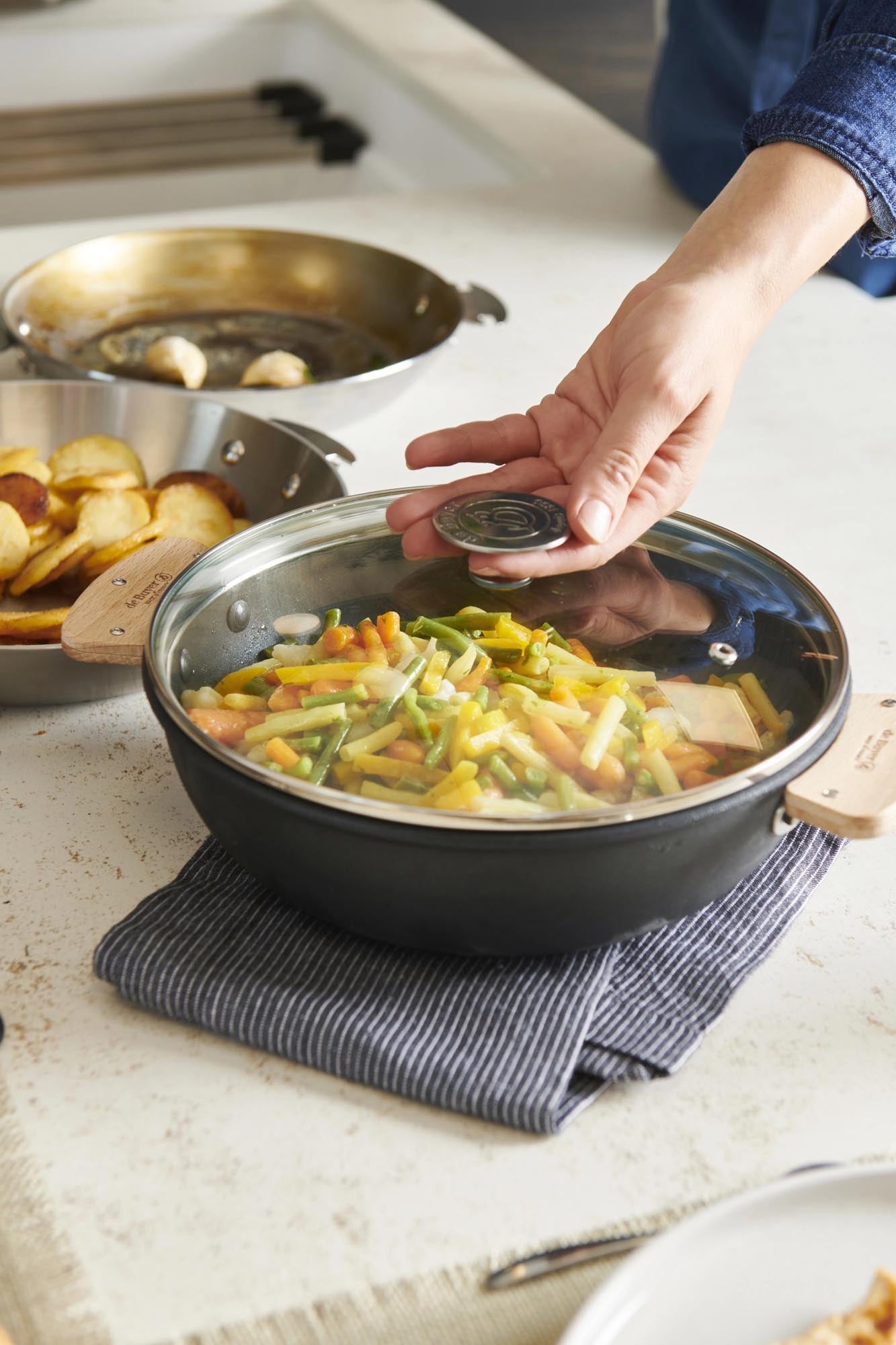 Die Choc Extreme Loqy Sauteuse von de Buyer ist eine robuste, antihaftbeschichtete Alugusspfanne mit 28 cm Durchmesser für vielseitige Gerichte.