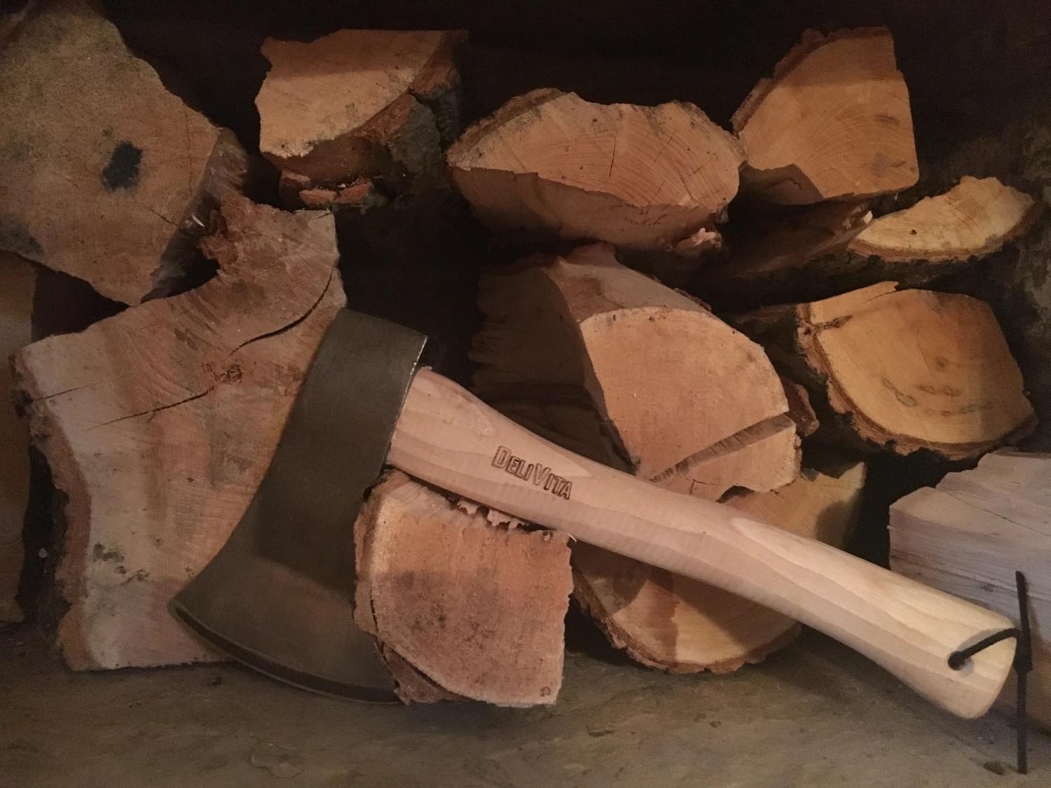 Die Delivita Axt: robust, handlich und perfekt für Holzarbeiten. Hochwertige Materialien und ergonomisches Design.