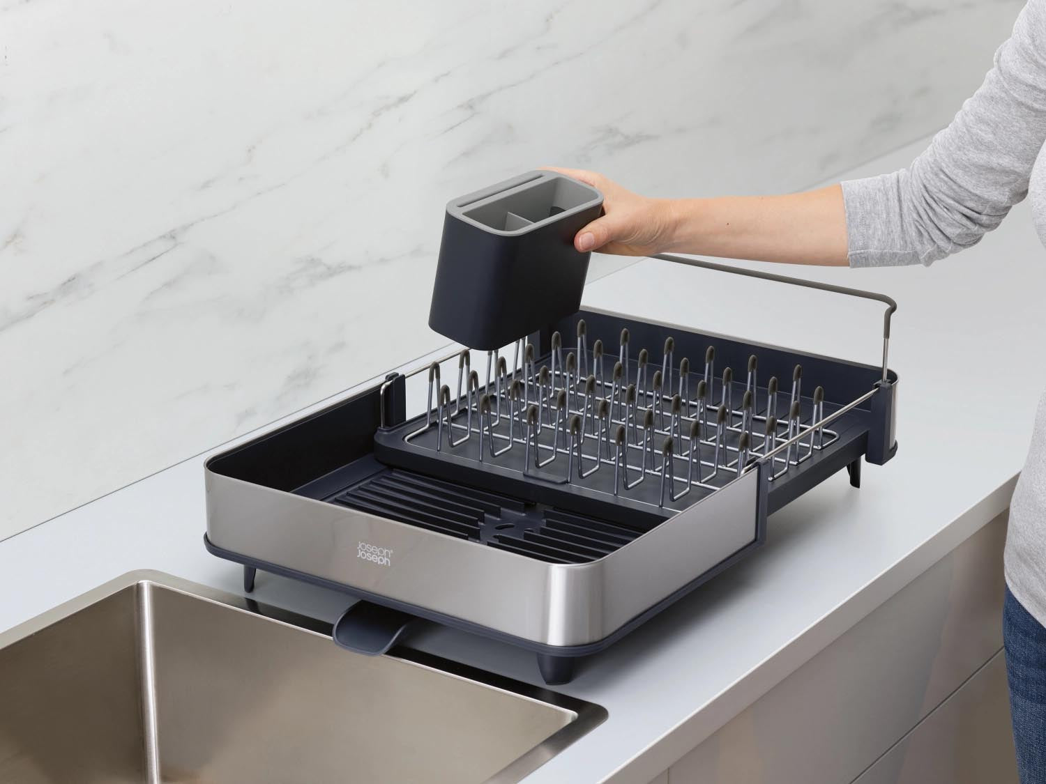 Praktisches Abwasch-Set mit Edelstahl-Abtropfgestell und Seifenspender, ideal für eine saubere und moderne Kücheneinrichtung.