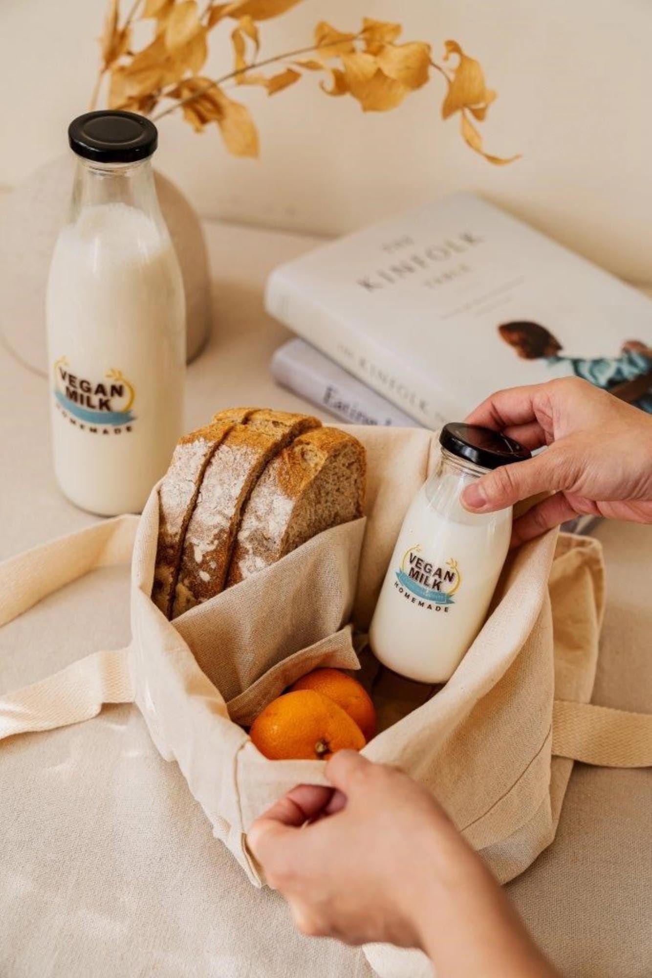 Set aus 2 Flaschen (220ml & 900ml) für vegane Milch von Nuts Innovations. Praktisch, nachhaltig und ideal für den Alltag.