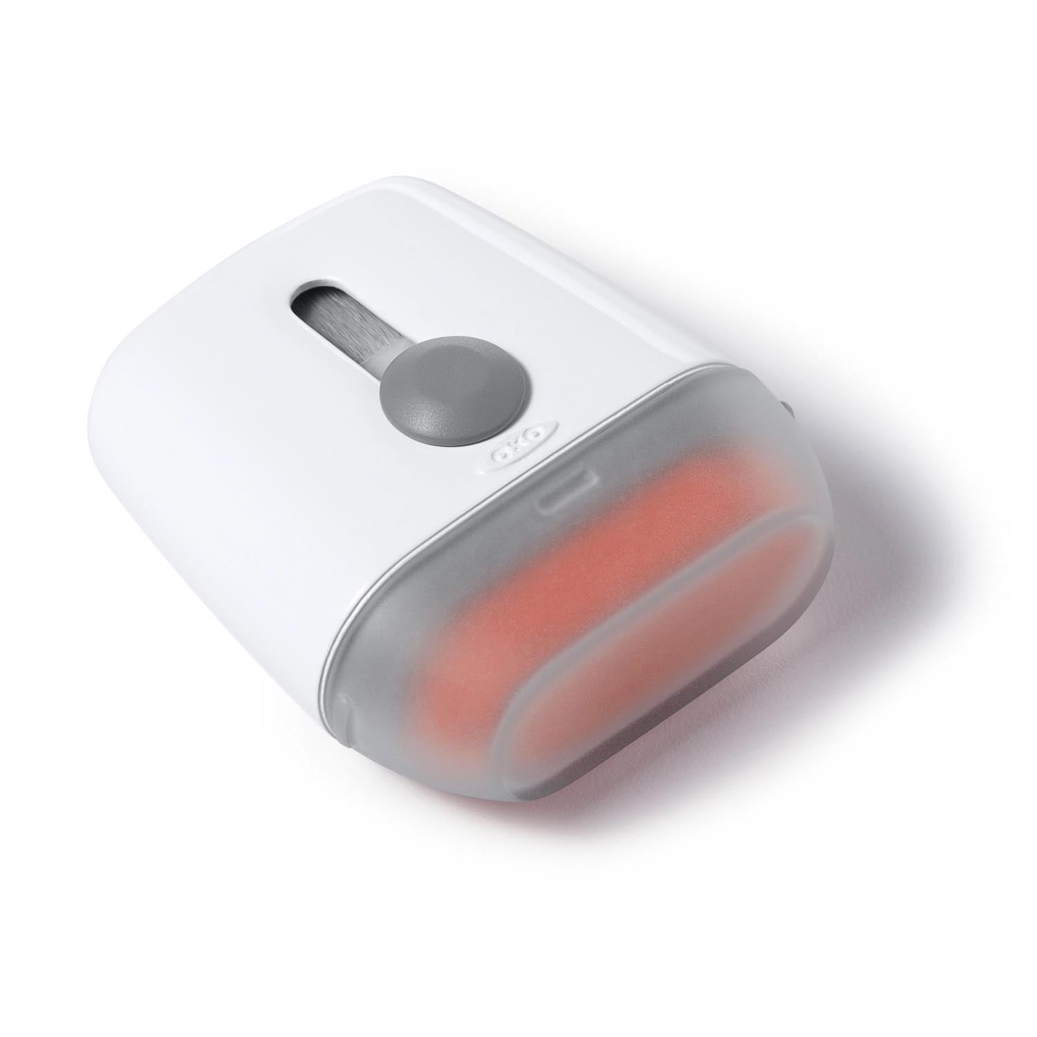 Praktischer Laptop-Reiniger von OXO mit Bürste und Wischer für eine gründliche und schonende Reinigung von Tastatur und Bildschirm.