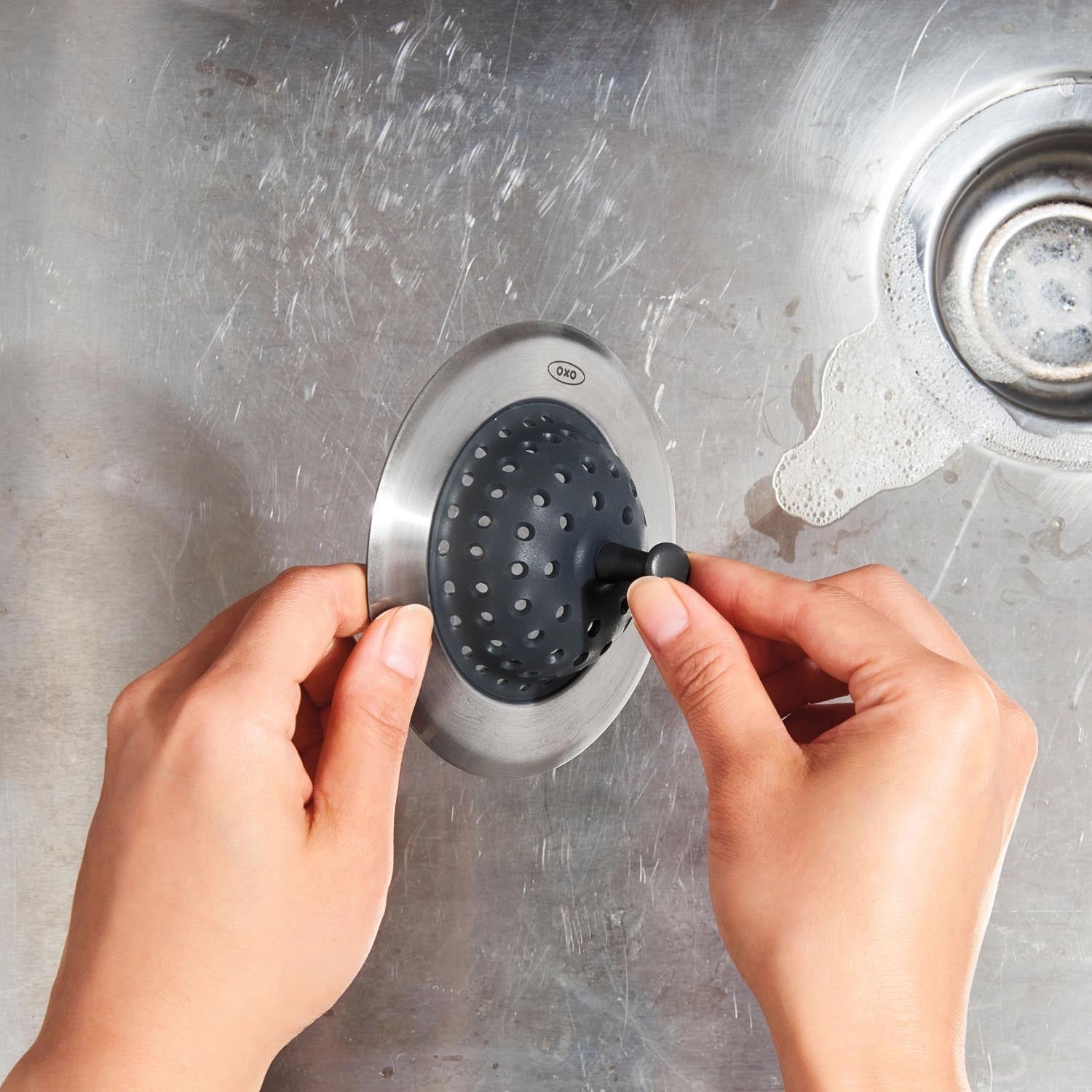 Das OXO Good Grips Spülbeckensieb fängt Abfälle effektiv auf, ist einfach zu reinigen und ideal für eine saubere Küche.